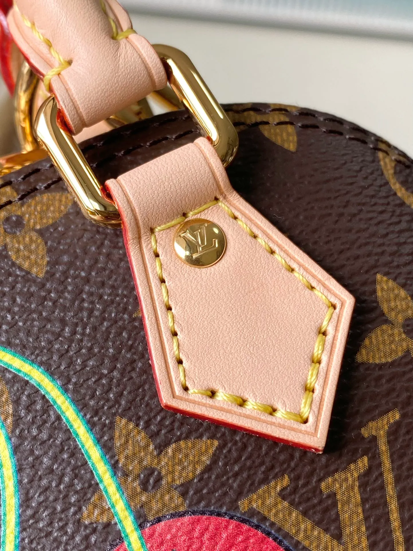 💰960 Top Original Order M13416 (82717 Cherry) This compact Nano Alma is embellished with the interesting cherry pattern of the replica Louis Vuitton x Murakami series, highlighting the playful style of the handbag. The handbag is made of Monogram coated canvas and trimmed with natural cowhide leather. It also features many classic brand elements, including top handles and a detachable shoulder strap with adjustable length, allowing it to be carried in a variety of ways. The bag is suitable for storing daily essentials, including a small wallet and a large smartphone.  18 x 12 x 8 cm (length x height x width)