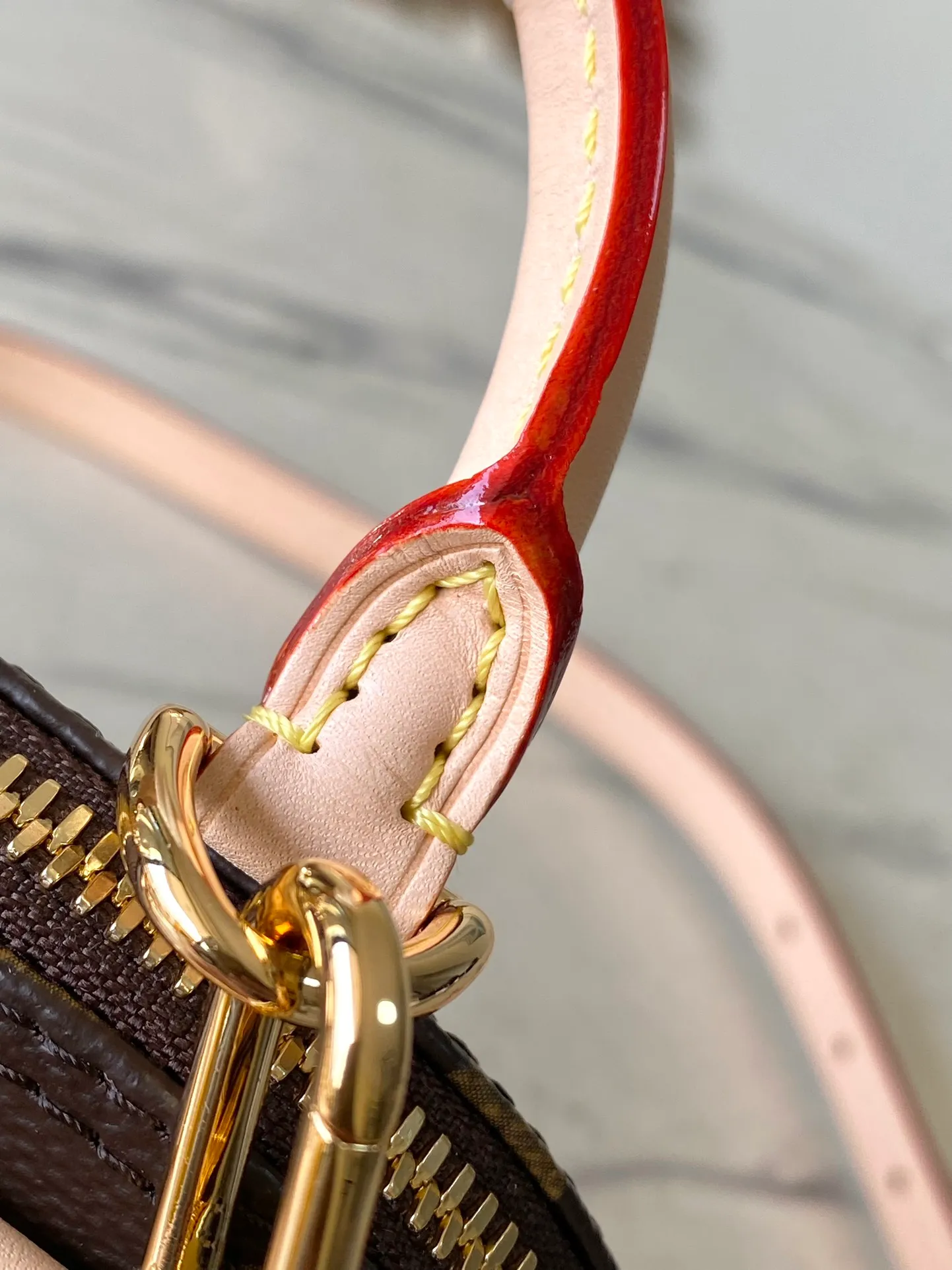 💰960 Top Original Order M13416 (82717 Cherry) This compact Nano Alma is embellished with the interesting cherry pattern of the replica Louis Vuitton x Murakami series, highlighting the playful style of the handbag. The handbag is made of Monogram coated canvas and trimmed with natural cowhide leather. It also features many classic brand elements, including top handles and a detachable shoulder strap with adjustable length, allowing it to be carried in a variety of ways. The bag is suitable for storing daily essentials, including a small wallet and a large smartphone.  18 x 12 x 8 cm (length x height x width)