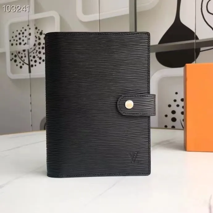 💰 150 hot sale, model number M20004❤️This small notepad cover is made of Monogram canvas. It can hold three credit cards and can also be used as an address book, notebook or calendar. 14 cm
