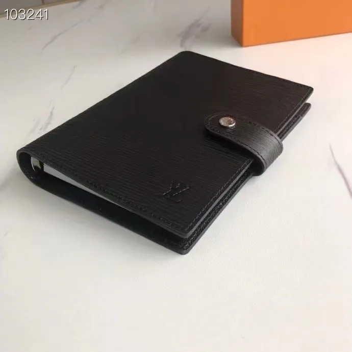 💰 150 hot sale, model number M20004❤️This small notepad cover is made of Monogram canvas. It can hold three credit cards and can also be used as an address book, notebook or calendar. 14 cm