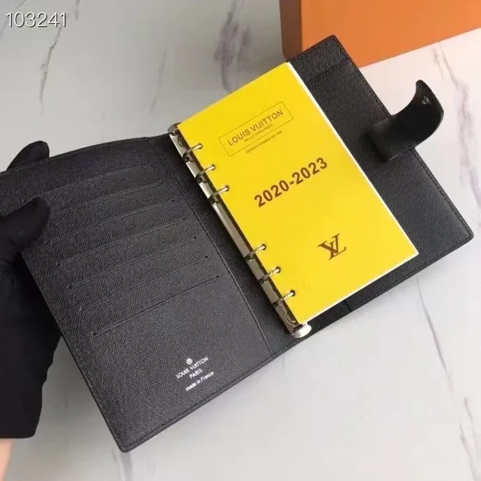 💰 150 hot sale, model number M20004❤️This small notepad cover is made of Monogram canvas. It can hold three credit cards and can also be used as an address book, notebook or calendar. 14 cm