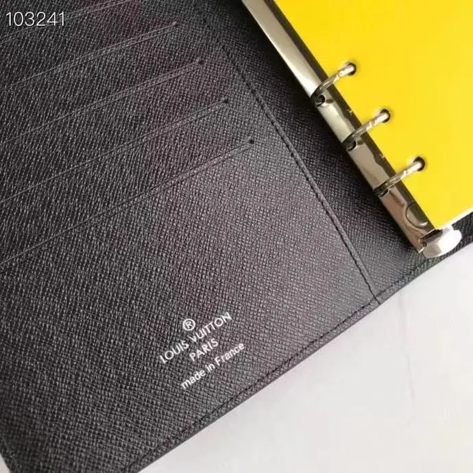 💰 150 hot sale, model number M20004❤️This small notepad cover is made of Monogram canvas. It can hold three credit cards and can also be used as an address book, notebook or calendar. 14 cm