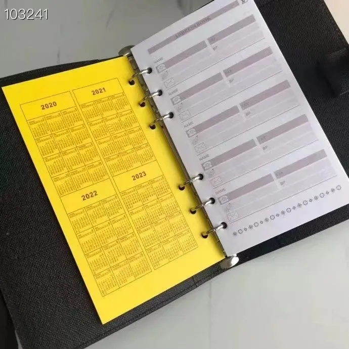 💰 150 hot sale, model number M20004❤️This small notepad cover is made of Monogram canvas. It can hold three credit cards and can also be used as an address book, notebook or calendar. 14 cm