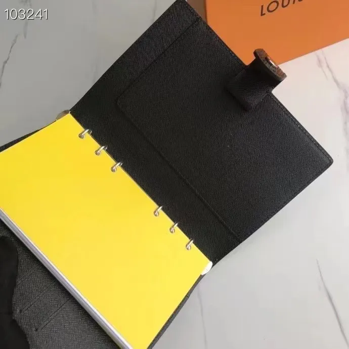 💰 150 hot sale, model number M20004❤️This small notepad cover is made of Monogram canvas. It can hold three credit cards and can also be used as an address book, notebook or calendar. 14 cm