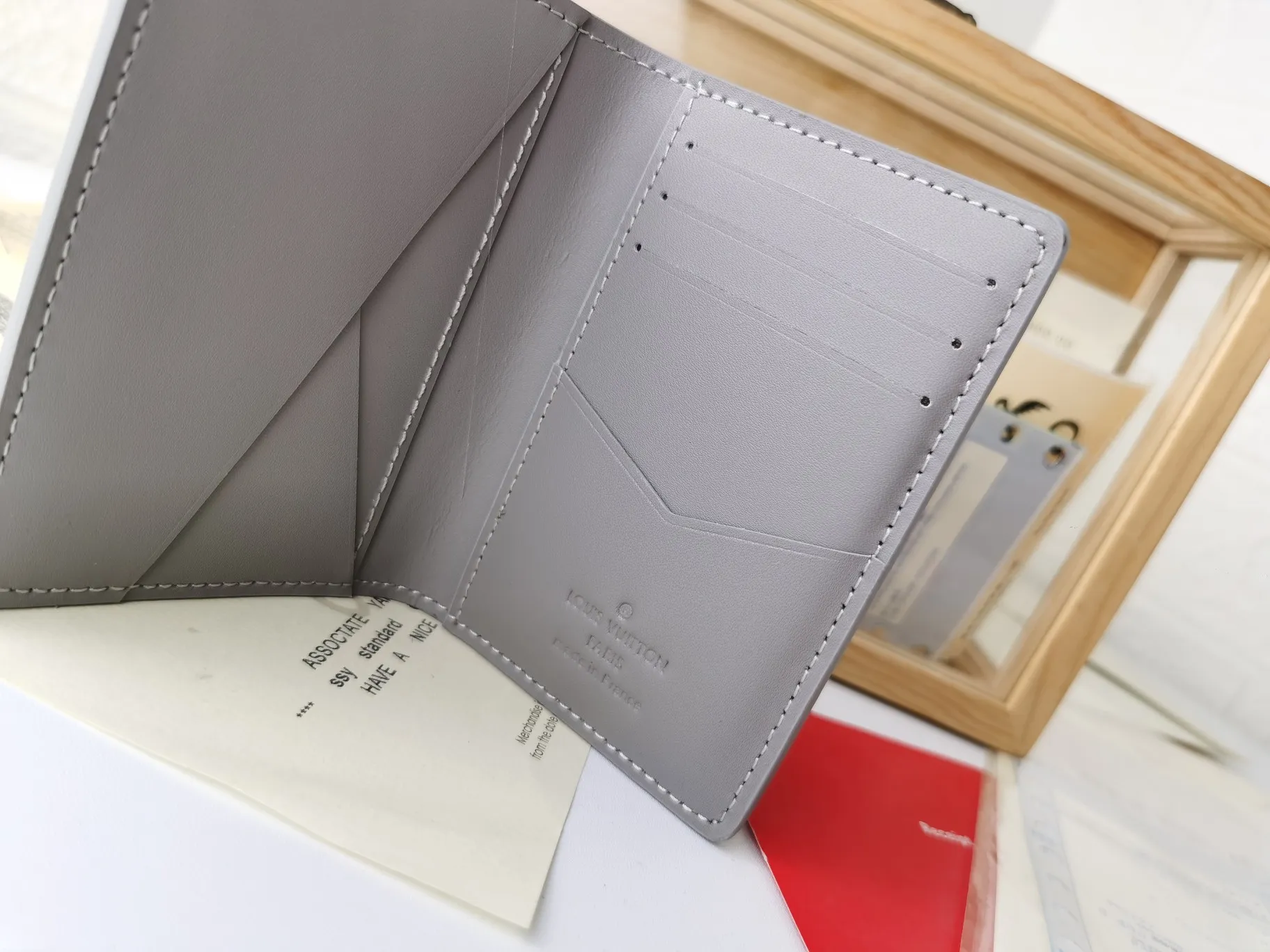 P110💰Top original version💎【Real shot with home background】M63144 striped and embossed Louis Vuitton pocket wallet made of gray Monogram Shadow calfskin, an elegant choice for carrying daily items. The Monogram Shadow leather with classic Monogram embossing is soft in texture, compact in size and simple in appearance. It has several pockets and credit card slots inside. Size: 8×11×1cm63144