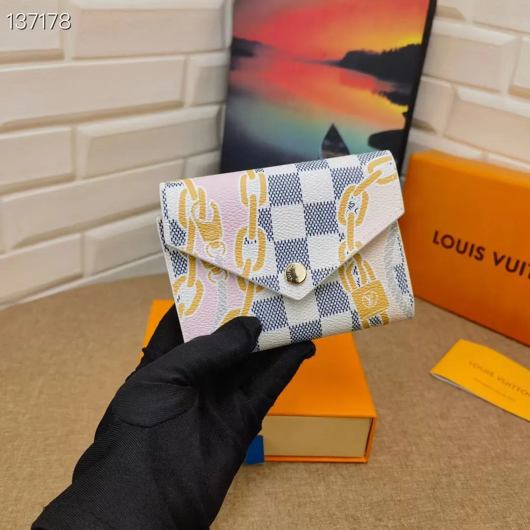 p130💰 N40468 silk screen real shot Victor's wallet looks very chic, made of canvas, combining Damiere Azul's patterns and nautical patterns, with feminine colors, composed of ropes and chains. This tiny wallet, with a lid engraved with "Louis Vuitton" in gold, has three pockets and six slots inside. 12 x 9.5 x 1.5 cm (Length x Height x Width) Damier Blue Patented Canvas Cowhide Leather Lining Gold Hardware Press Bolt Closure Zipper Coin Pocket Note Pocket 2 Flat Pockets 6 Card Slots