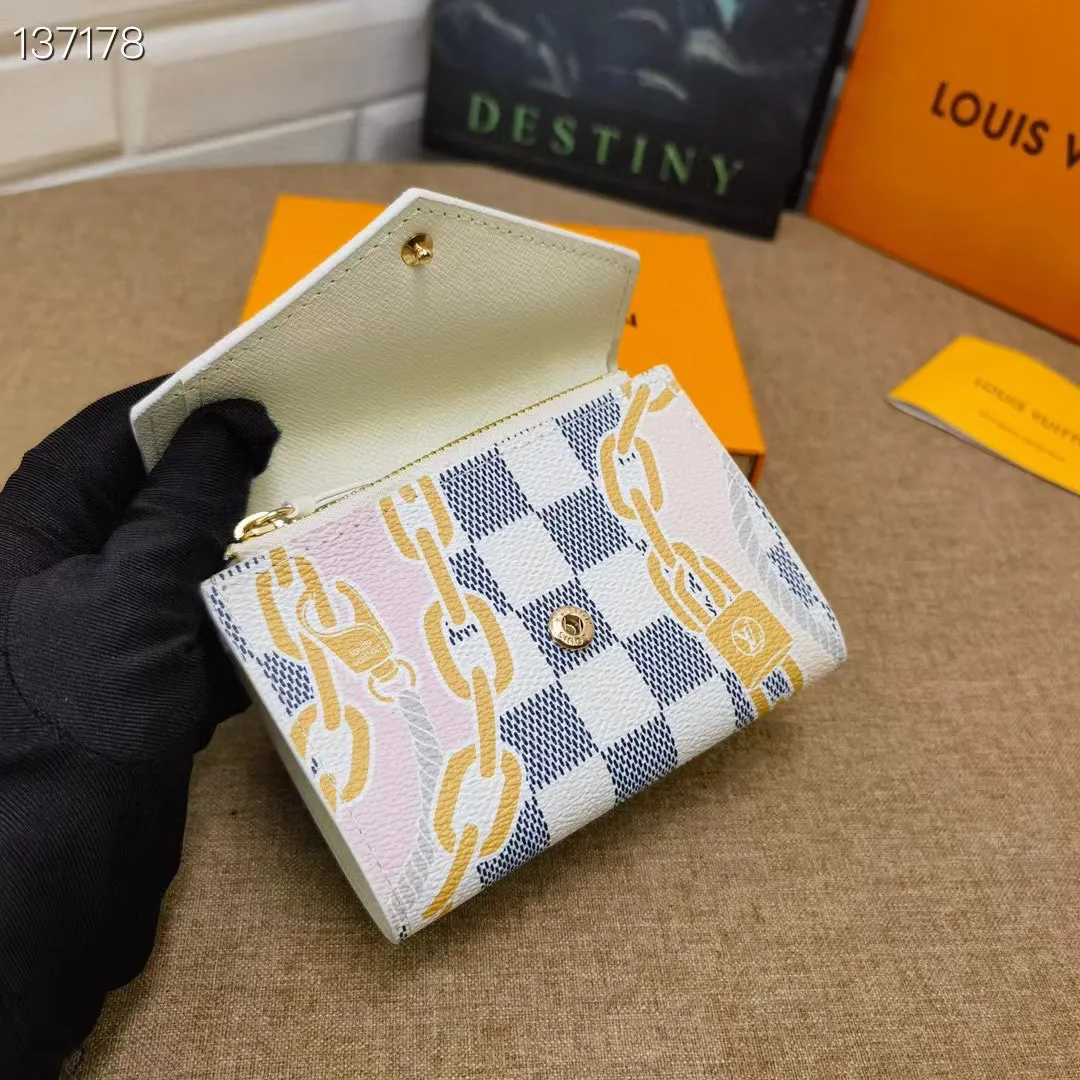 p130💰 N40468 silk screen real shot Victor's wallet looks very chic, made of canvas, combining Damiere Azul's patterns and nautical patterns, with feminine colors, composed of ropes and chains. This tiny wallet, with a lid engraved with "Louis Vuitton" in gold, has three pockets and six slots inside. 12 x 9.5 x 1.5 cm (Length x Height x Width) Damier Blue Patented Canvas Cowhide Leather Lining Gold Hardware Press Bolt Closure Zipper Coin Pocket Note Pocket 2 Flat Pockets 6 Card Slots