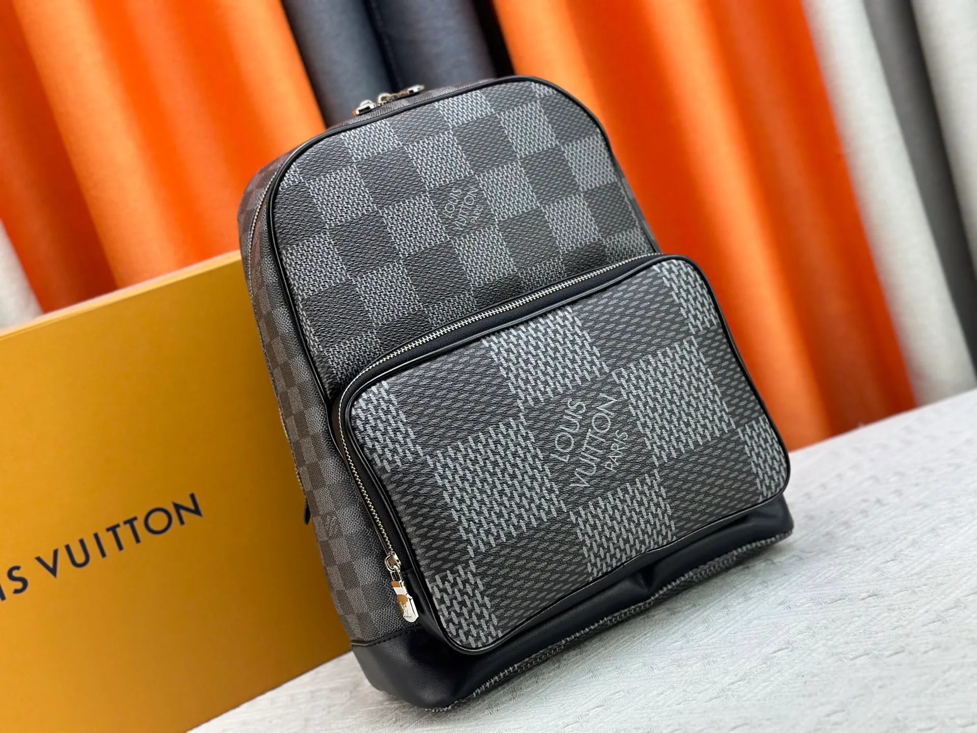 P320 model number: M50009 Original single enhanced version 💪 [Exclusive real shot background picture] 💯 This Campus backpack is made of flexible coated canvas with Damier plaid in different sizes, releasing an eye-catching contemporary style. The zippered compartment creates ample space, and the handles and adjustable leather strap allow for a variety of carrying options, elegantly expressing the spirit of Louis Vuitton. Dimensions: 30 x 39 x 13 cm (length x height x width)
