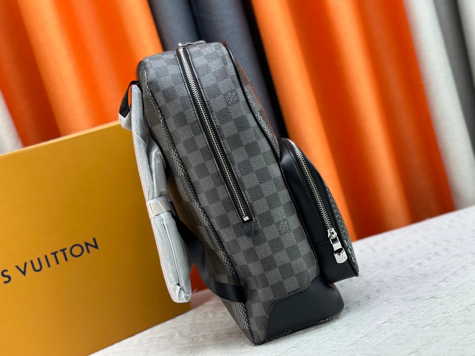 P320 model number: M50009 Original single enhanced version 💪 [Exclusive real shot background picture] 💯 This Campus backpack is made of flexible coated canvas with Damier plaid in different sizes, releasing an eye-catching contemporary style. The zippered compartment creates ample space, and the handles and adjustable leather strap allow for a variety of carrying options, elegantly expressing the spirit of Louis Vuitton. Dimensions: 30 x 39 x 13 cm (length x height x width)