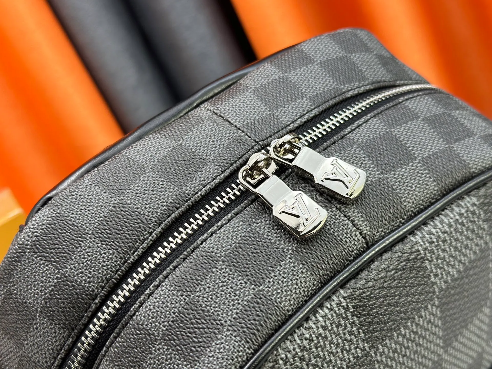 P320 model number: M50009 Original single enhanced version 💪 [Exclusive real shot background picture] 💯 This Campus backpack is made of flexible coated canvas with Damier plaid in different sizes, releasing an eye-catching contemporary style. The zippered compartment creates ample space, and the handles and adjustable leather strap allow for a variety of carrying options, elegantly expressing the spirit of Louis Vuitton. Dimensions: 30 x 39 x 13 cm (length x height x width)