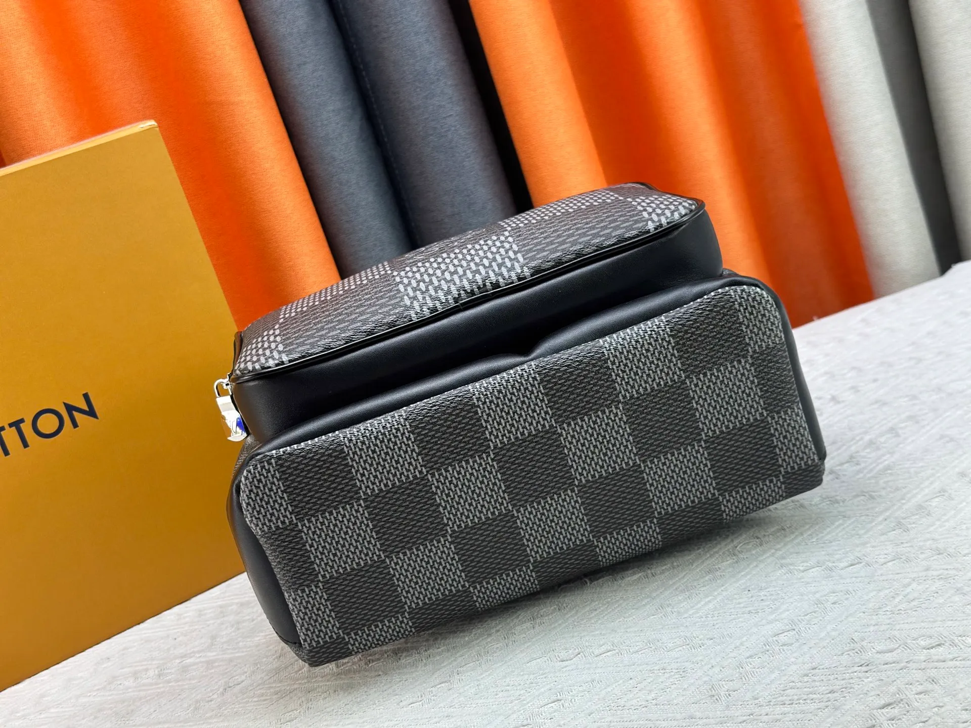 P320 model number: M50009 Original single enhanced version 💪 [Exclusive real shot background picture] 💯 This Campus backpack is made of flexible coated canvas with Damier plaid in different sizes, releasing an eye-catching contemporary style. The zippered compartment creates ample space, and the handles and adjustable leather strap allow for a variety of carrying options, elegantly expressing the spirit of Louis Vuitton. Dimensions: 30 x 39 x 13 cm (length x height x width)