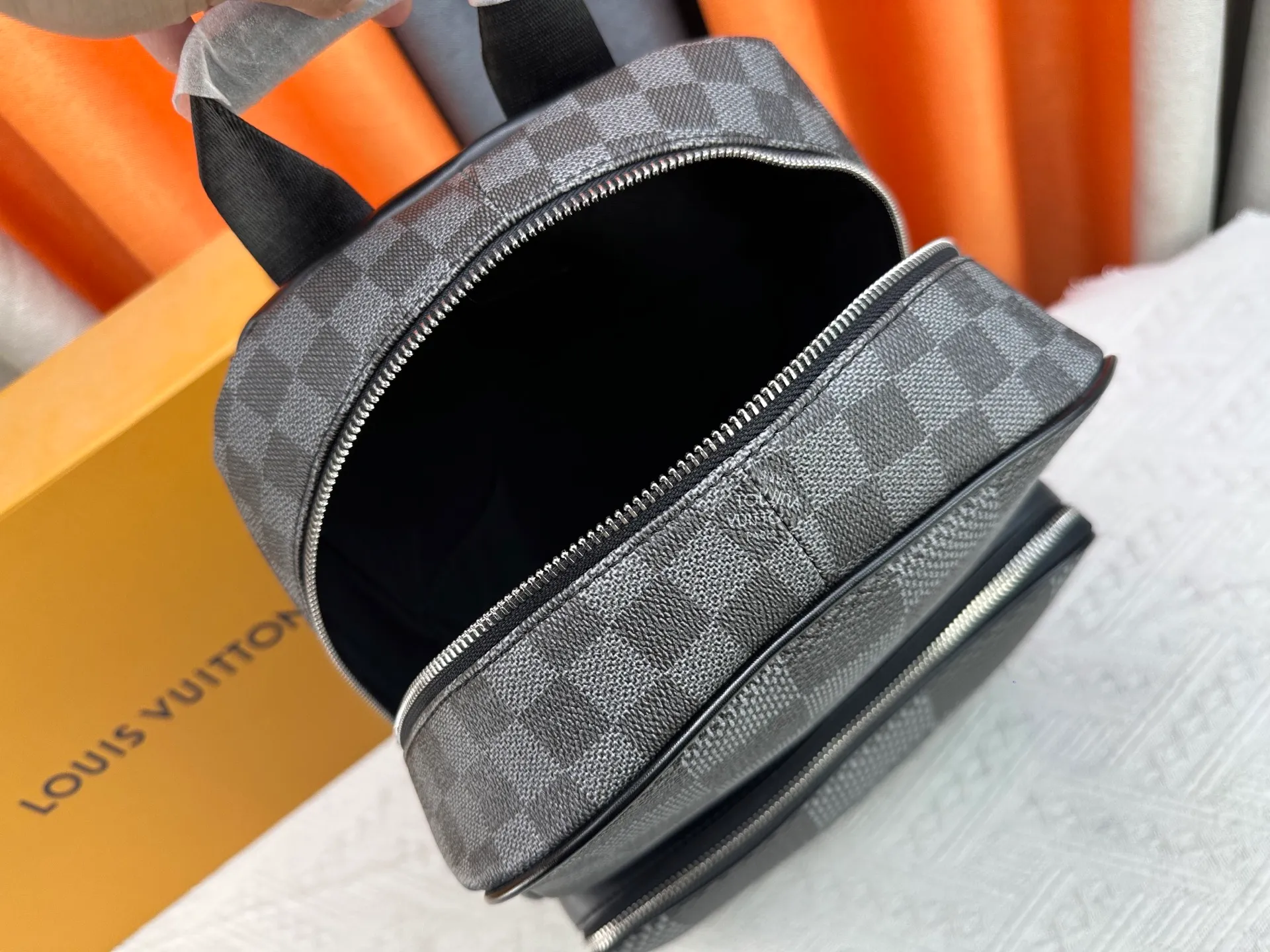 P320 model number: M50009 Original single enhanced version 💪 [Exclusive real shot background picture] 💯 This Campus backpack is made of flexible coated canvas with Damier plaid in different sizes, releasing an eye-catching contemporary style. The zippered compartment creates ample space, and the handles and adjustable leather strap allow for a variety of carrying options, elegantly expressing the spirit of Louis Vuitton. Dimensions: 30 x 39 x 13 cm (length x height x width)