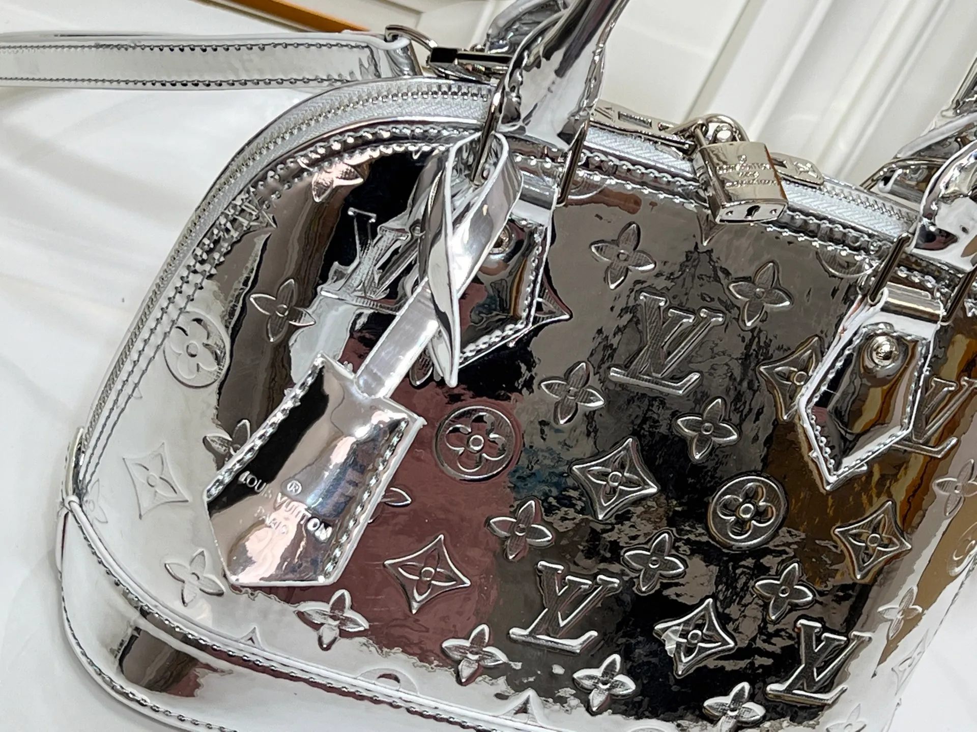 Batch 280💰M11835 M53151 M53152 The Alma medium handbag of the LVSki series draws inspiration from the Louis Vuitton archive hard box, rendering a new Monogram Miroir effect on the Monogram embossed coated canvas, highlighting the concept of retro futurism. Spacious interior patch pockets ensure organized storage. Size: 23.5x17.5x11.5cm