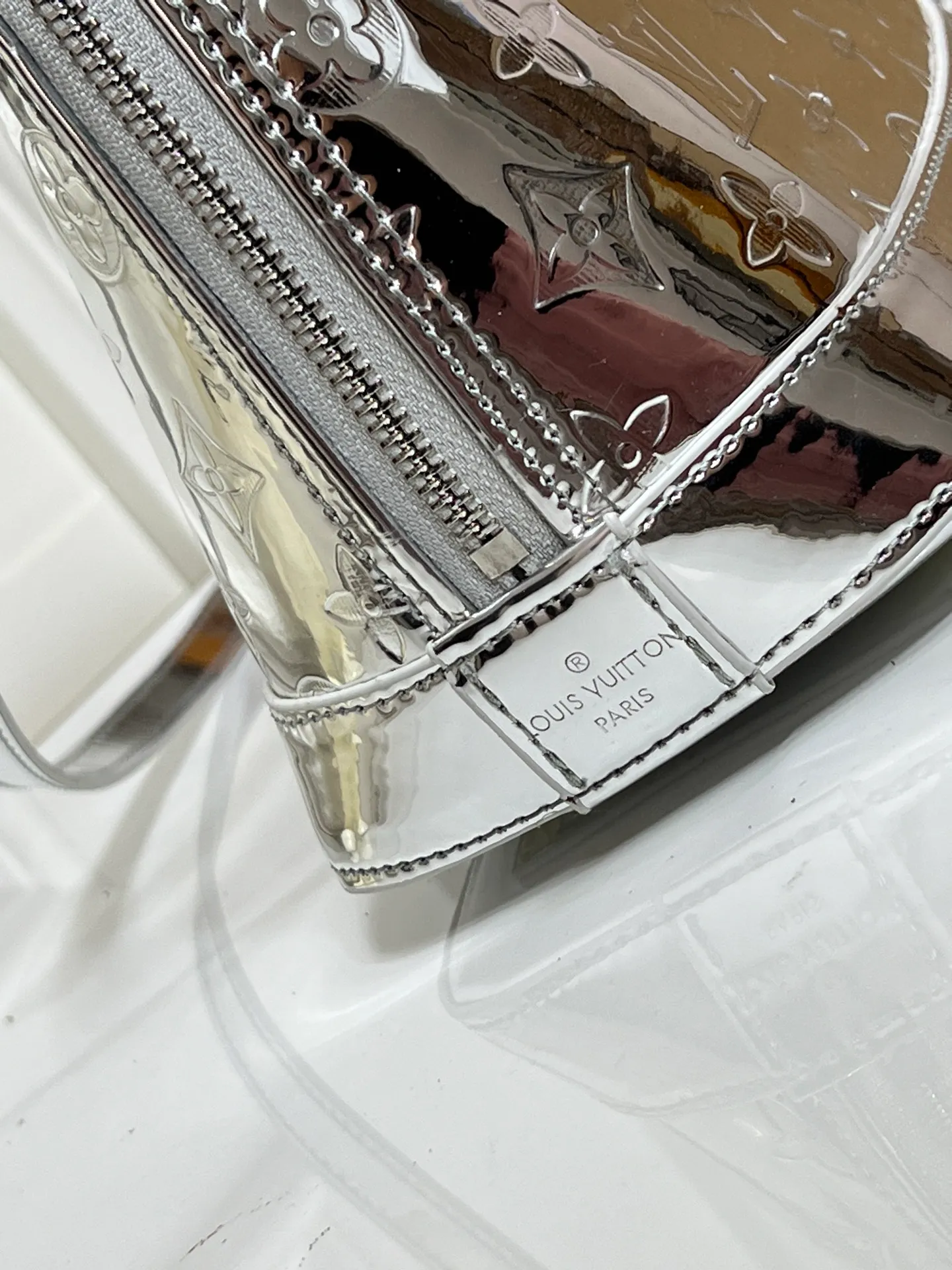 Batch 280💰M11835 M53151 M53152 The Alma medium handbag of the LVSki series draws inspiration from the Louis Vuitton archive hard box, rendering a new Monogram Miroir effect on the Monogram embossed coated canvas, highlighting the concept of retro futurism. Spacious interior patch pockets ensure organized storage. Size: 23.5x17.5x11.5cm