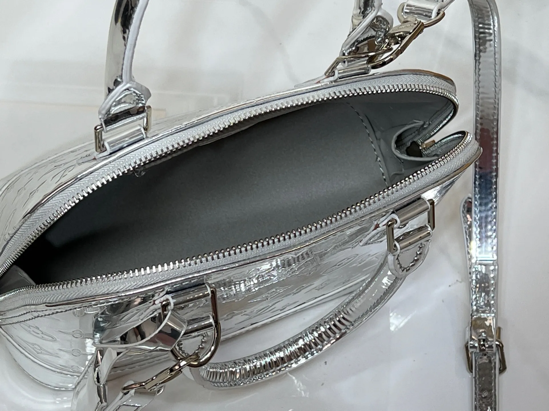 Batch 280💰M11835 M53151 M53152 The Alma medium handbag of the LVSki series draws inspiration from the Louis Vuitton archive hard box, rendering a new Monogram Miroir effect on the Monogram embossed coated canvas, highlighting the concept of retro futurism. Spacious interior patch pockets ensure organized storage. Size: 23.5x17.5x11.5cm