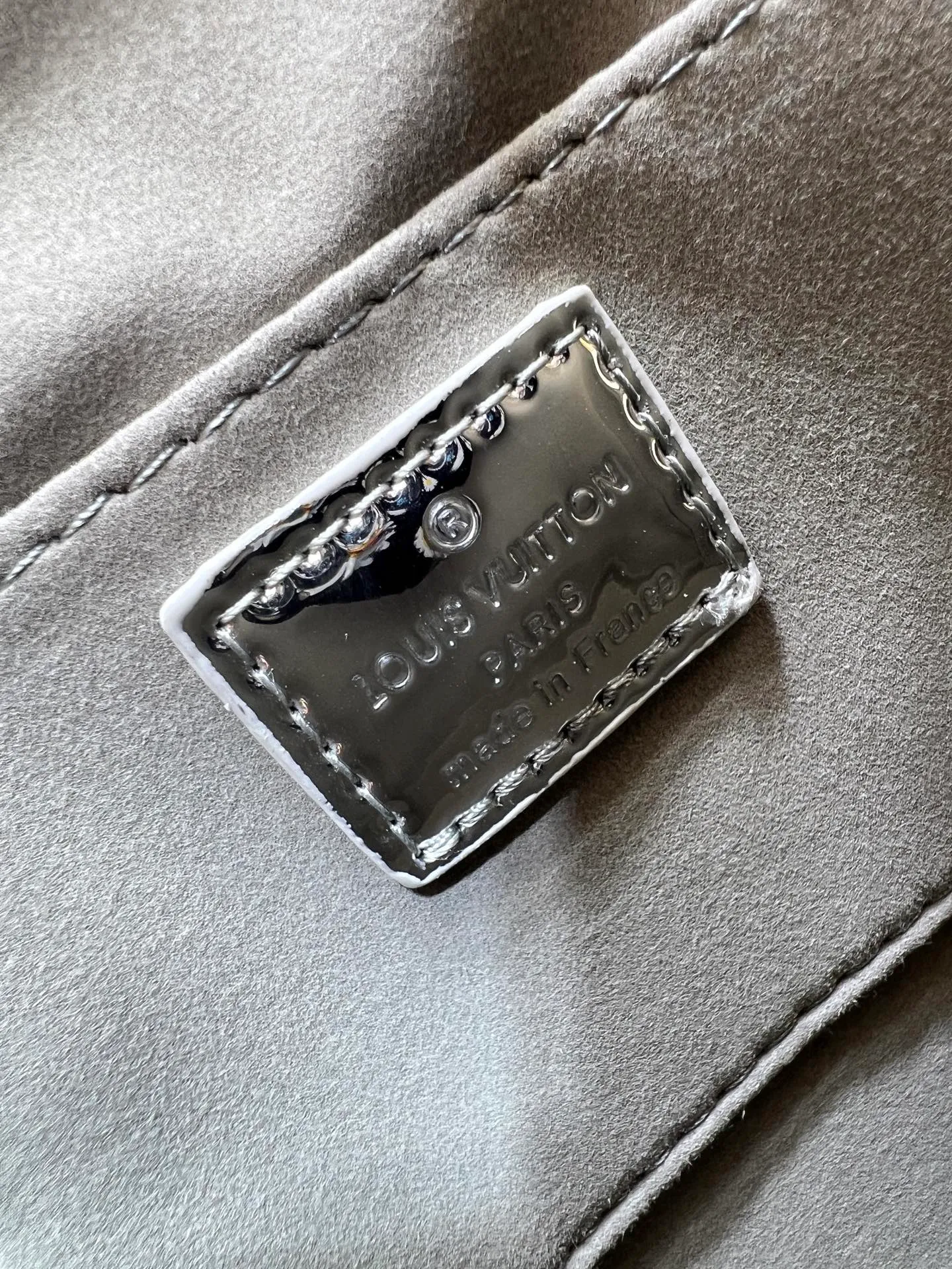 Batch 280💰M11835 M53151 M53152 The Alma medium handbag of the LVSki series draws inspiration from the Louis Vuitton archive hard box, rendering a new Monogram Miroir effect on the Monogram embossed coated canvas, highlighting the concept of retro futurism. Spacious interior patch pockets ensure organized storage. Size: 23.5x17.5x11.5cm