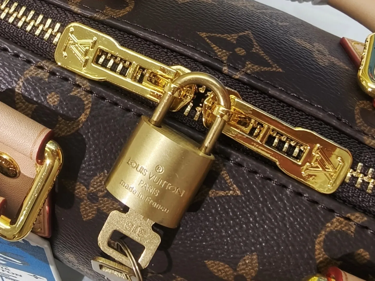 P230💰 M46222.M46234.M45957.M45948Presbyopia This Speedy Bandoulière 20 handbag is made of Monogram canvas, cow leather trim and fabric lining. It continues the classic design of Louis Vuitton Speedy travel bag in a compact size. It is equipped with rolled leather handles and a detachable and adjustable fabric shoulder strap embellished with the brand's logo texture. Detailed features 20.5 x 13.5 x 12 cm (length x height x width)