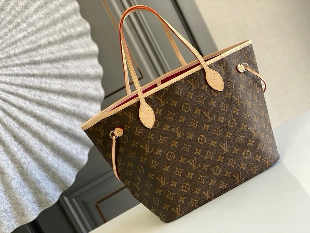 💰760 (medium steel nails) top original order M41178 NEVERFULL medium handbag Neverfull classic handbag, explore the exquisite details inside the bag. The redesigned interior pockets feature a fresh fabric lining, especially the detachable zippered clutch, which can be used alone as a sophisticated clutch or as an additional pocket. Bright lining tones add a more lively feel to Monogram's classic canvas. Detailed features 31 x 28 x 14 cm (Length x Height x Width) Redesigned interior pocket with details inspired by the Louis Vuitton archives Pocket lined with linen fabric Removable zipped clutch with tonal interior pocket Natural cowhide leather trim Shiny gold-tone hardware Handles: Double handle