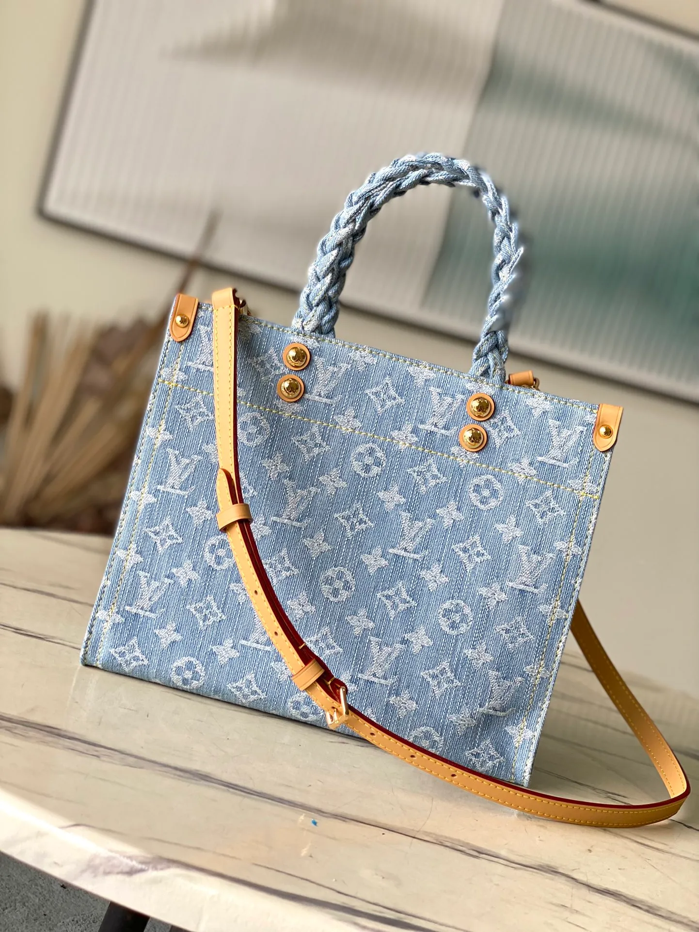 💰1020 Top original order M24897 Let Go small tote bag is modeled on the OnTheGo handbag. It conveys a summer atmosphere through Monogram Denim's washed color and woven handles, and is matched with cow leather rivet corners. The soft construction makes it comfortable to carry and can hold a wallet and cell phone. Dimensions: 28 × 23 × 10.5 cm