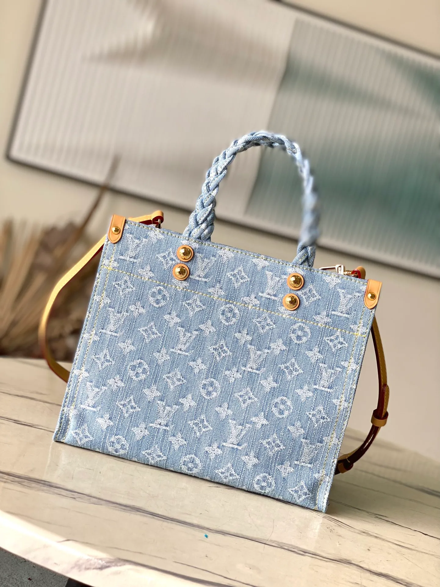 💰1020 Top original order M24897 Let Go small tote bag is modeled on the OnTheGo handbag. It conveys a summer atmosphere through Monogram Denim's washed color and woven handles, and is matched with cow leather rivet corners. The soft construction makes it comfortable to carry and can hold a wallet and cell phone. Dimensions: 28 × 23 × 10.5 cm