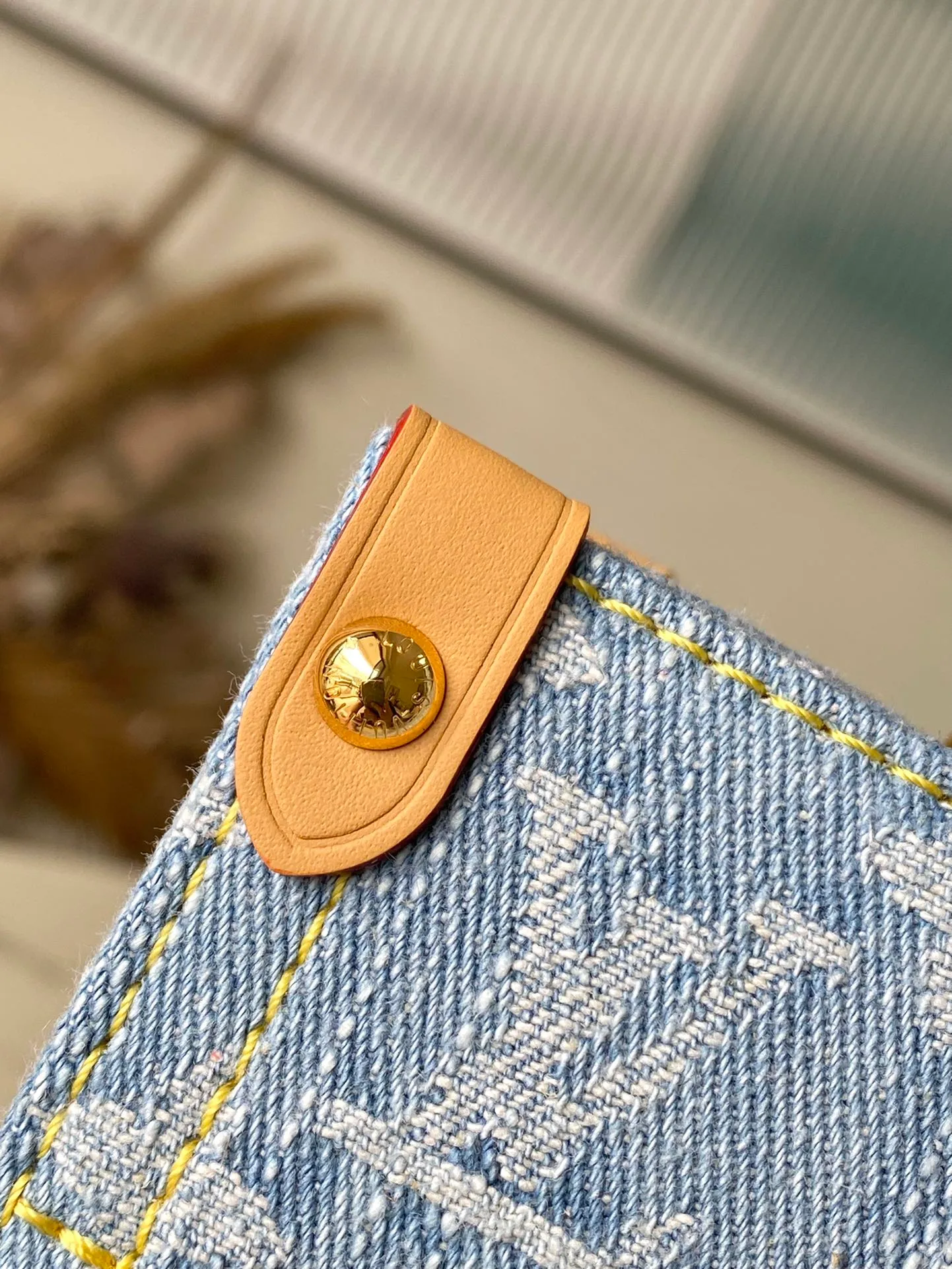 💰1020 Top original order M24897 Let Go small tote bag is modeled on the OnTheGo handbag. It conveys a summer atmosphere through Monogram Denim's washed color and woven handles, and is matched with cow leather rivet corners. The soft construction makes it comfortable to carry and can hold a wallet and cell phone. Dimensions: 28 × 23 × 10.5 cm