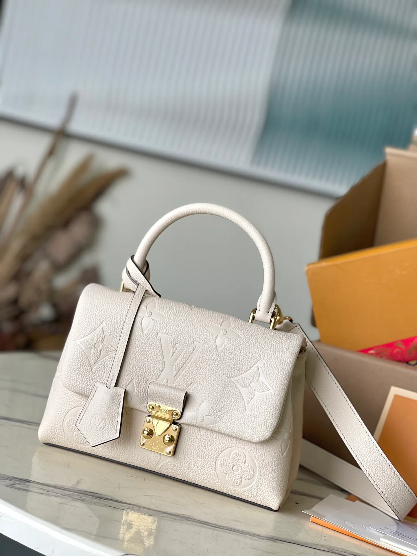💰1040 (top layer leather) top original order M46008 white. Support counter inspection. Photos taken of duty-free goods are consistent with the product without unpacking. This product is an exclusive duty-free product in the market and is the highest-end product. Inspection is supported. This product has passed strict inspection and is flawless. Please wear gloves when touching the product. This product is not returnable or exchangeable. Please confirm the product first and then remove the label on the handle. This product is temporarily not open to the public, only regular customers, and is in short supply. Dimensions: 24 x 17 x 8.5 cm