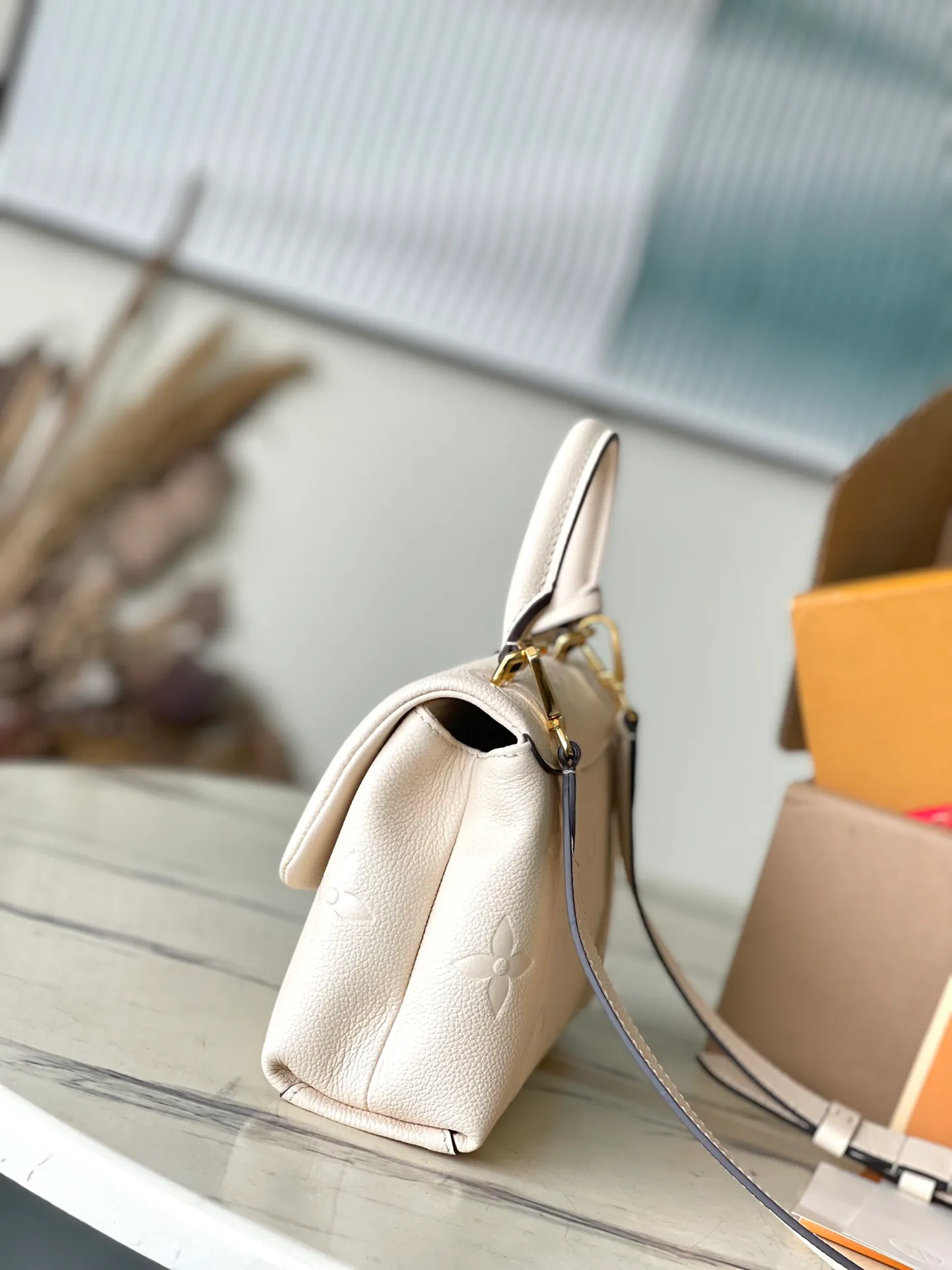 💰1040 (top layer leather) top original order M46008 white. Support counter inspection. Photos taken of duty-free goods are consistent with the product without unpacking. This product is an exclusive duty-free product in the market and is the highest-end product. Inspection is supported. This product has passed strict inspection and is flawless. Please wear gloves when touching the product. This product is not returnable or exchangeable. Please confirm the product first and then remove the label on the handle. This product is temporarily not open to the public, only regular customers, and is in short supply. Dimensions: 24 x 17 x 8.5 cm