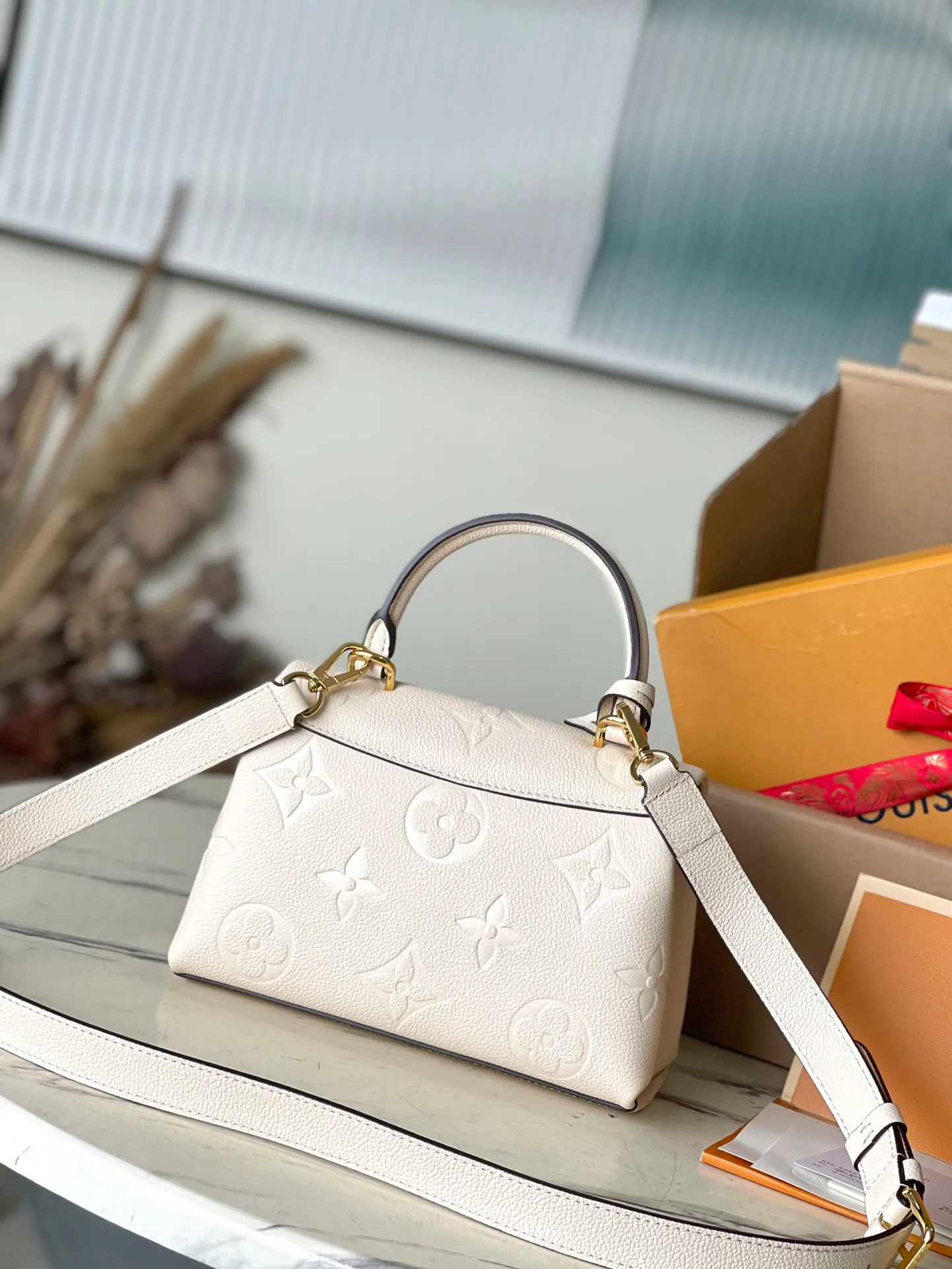 💰1040 (top layer leather) top original order M46008 white. Support counter inspection. Photos taken of duty-free goods are consistent with the product without unpacking. This product is an exclusive duty-free product in the market and is the highest-end product. Inspection is supported. This product has passed strict inspection and is flawless. Please wear gloves when touching the product. This product is not returnable or exchangeable. Please confirm the product first and then remove the label on the handle. This product is temporarily not open to the public, only regular customers, and is in short supply. Dimensions: 24 x 17 x 8.5 cm