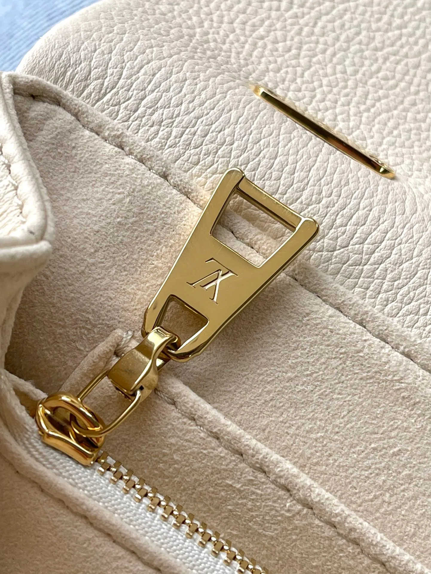 💰1040 (top layer leather) top original order M46008 white. Support counter inspection. Photos taken of duty-free goods are consistent with the product without unpacking. This product is an exclusive duty-free product in the market and is the highest-end product. Inspection is supported. This product has passed strict inspection and is flawless. Please wear gloves when touching the product. This product is not returnable or exchangeable. Please confirm the product first and then remove the label on the handle. This product is temporarily not open to the public, only regular customers, and is in short supply. Dimensions: 24 x 17 x 8.5 cm