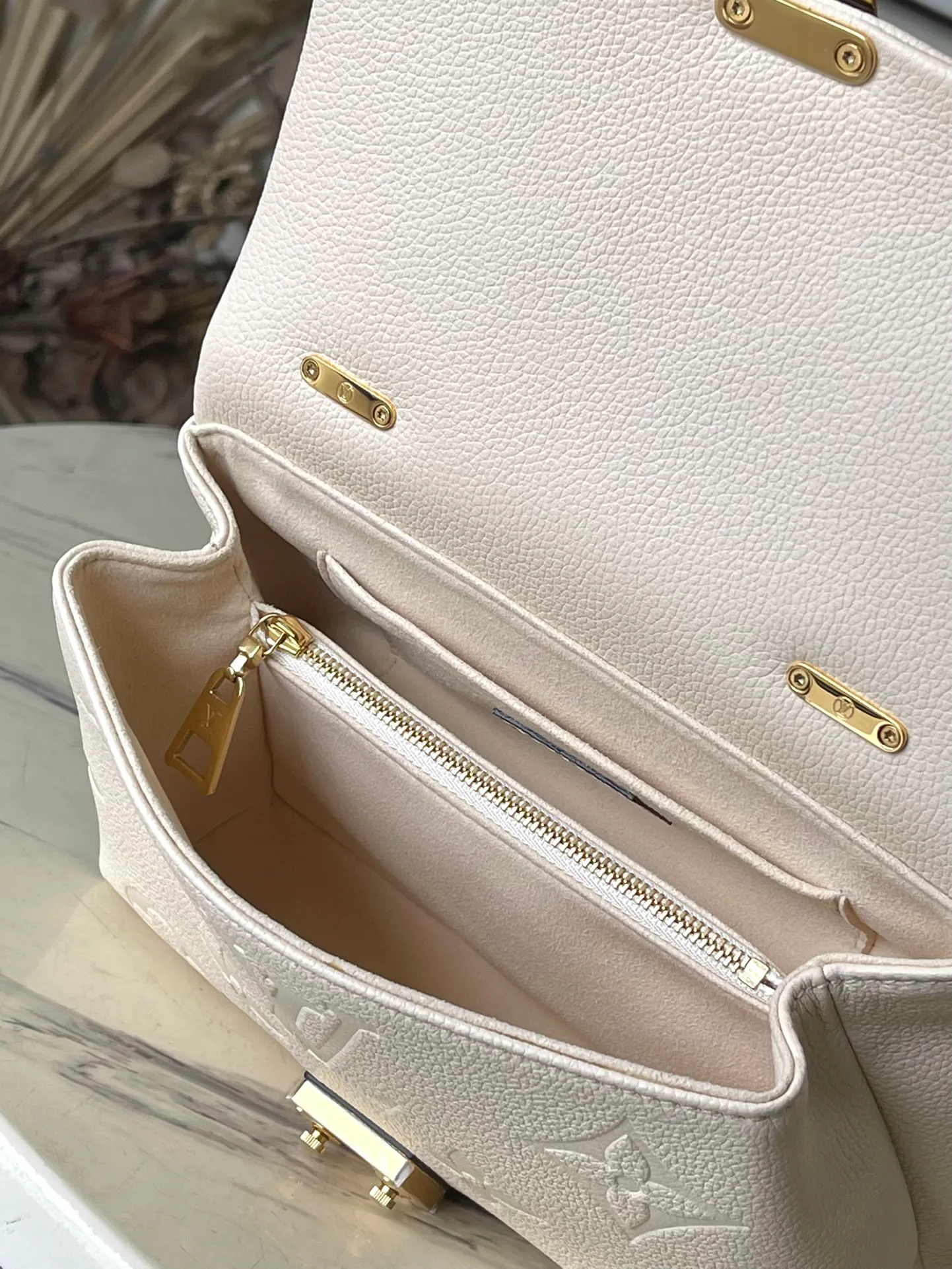 💰1040 (top layer leather) top original order M46008 white. Support counter inspection. Photos taken of duty-free goods are consistent with the product without unpacking. This product is an exclusive duty-free product in the market and is the highest-end product. Inspection is supported. This product has passed strict inspection and is flawless. Please wear gloves when touching the product. This product is not returnable or exchangeable. Please confirm the product first and then remove the label on the handle. This product is temporarily not open to the public, only regular customers, and is in short supply. Dimensions: 24 x 17 x 8.5 cm