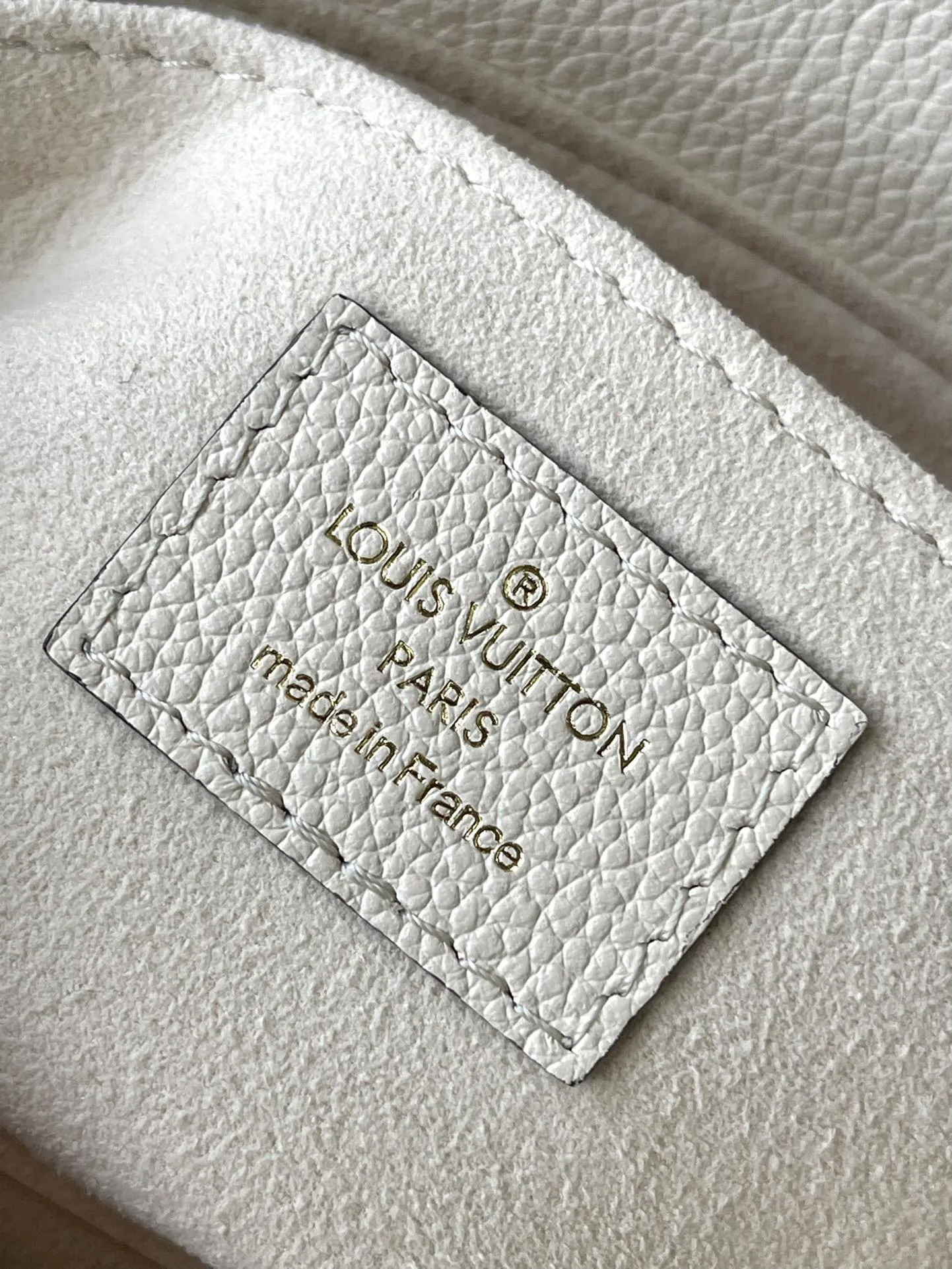 💰1040 (top layer leather) top original order M46008 white. Support counter inspection. Photos taken of duty-free goods are consistent with the product without unpacking. This product is an exclusive duty-free product in the market and is the highest-end product. Inspection is supported. This product has passed strict inspection and is flawless. Please wear gloves when touching the product. This product is not returnable or exchangeable. Please confirm the product first and then remove the label on the handle. This product is temporarily not open to the public, only regular customers, and is in short supply. Dimensions: 24 x 17 x 8.5 cm