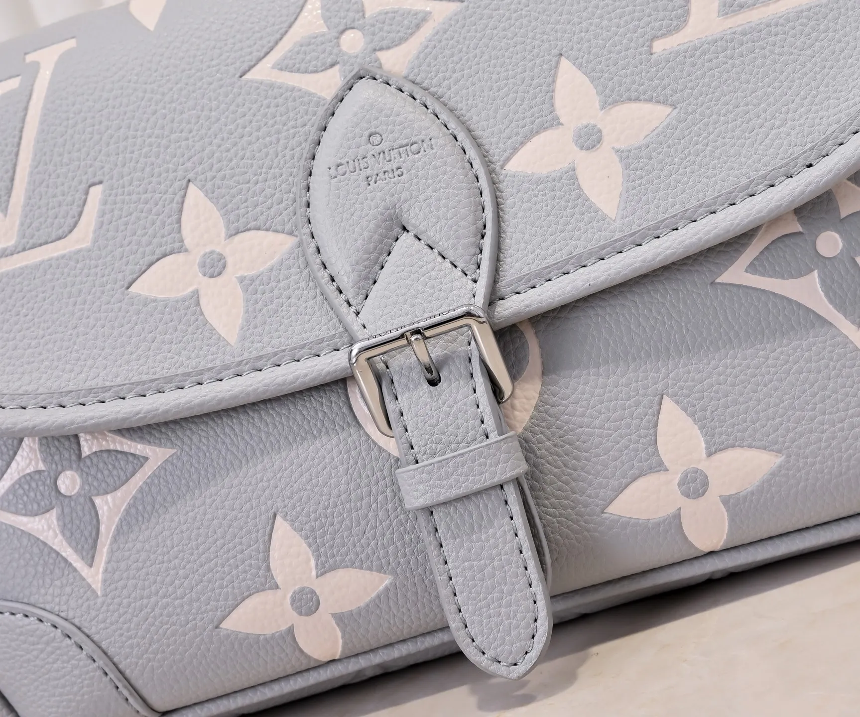 Batch 💰300💰 Exclusive real shot - upgraded version ‼ ️M46386 black M46388 white M45985 full leather baguette series new Diane handbag Diane satchel is made of Monogram Empreinte, made of the brand's iconic embossed leather. This versatile bag comes with a removable leather shoulder strap that can be worn over the shoulder or by hand, as well as a roomy removable jacquard crossbody bag with 'Louis Vuitton' printed strap. This versatile bag can be styled in chic or sporty fashion to match the overall style or mood. Dimensions: 25.0×9.0×15.0 cm.