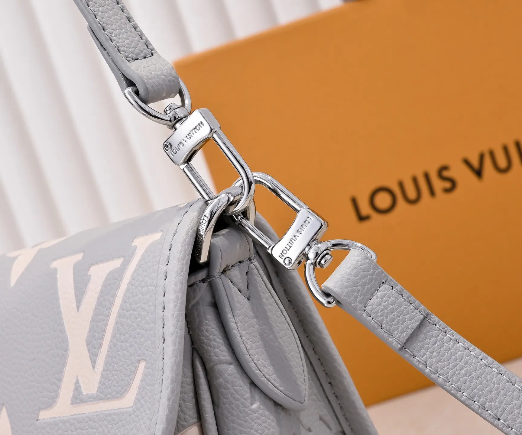 Batch 💰300💰 Exclusive real shot - upgraded version ‼ ️M46386 black M46388 white M45985 full leather baguette series new Diane handbag Diane satchel is made of Monogram Empreinte, made of the brand's iconic embossed leather. This versatile bag comes with a removable leather shoulder strap that can be worn over the shoulder or by hand, as well as a roomy removable jacquard crossbody bag with 'Louis Vuitton' printed strap. This versatile bag can be styled in chic or sporty fashion to match the overall style or mood. Dimensions: 25.0×9.0×15.0 cm.