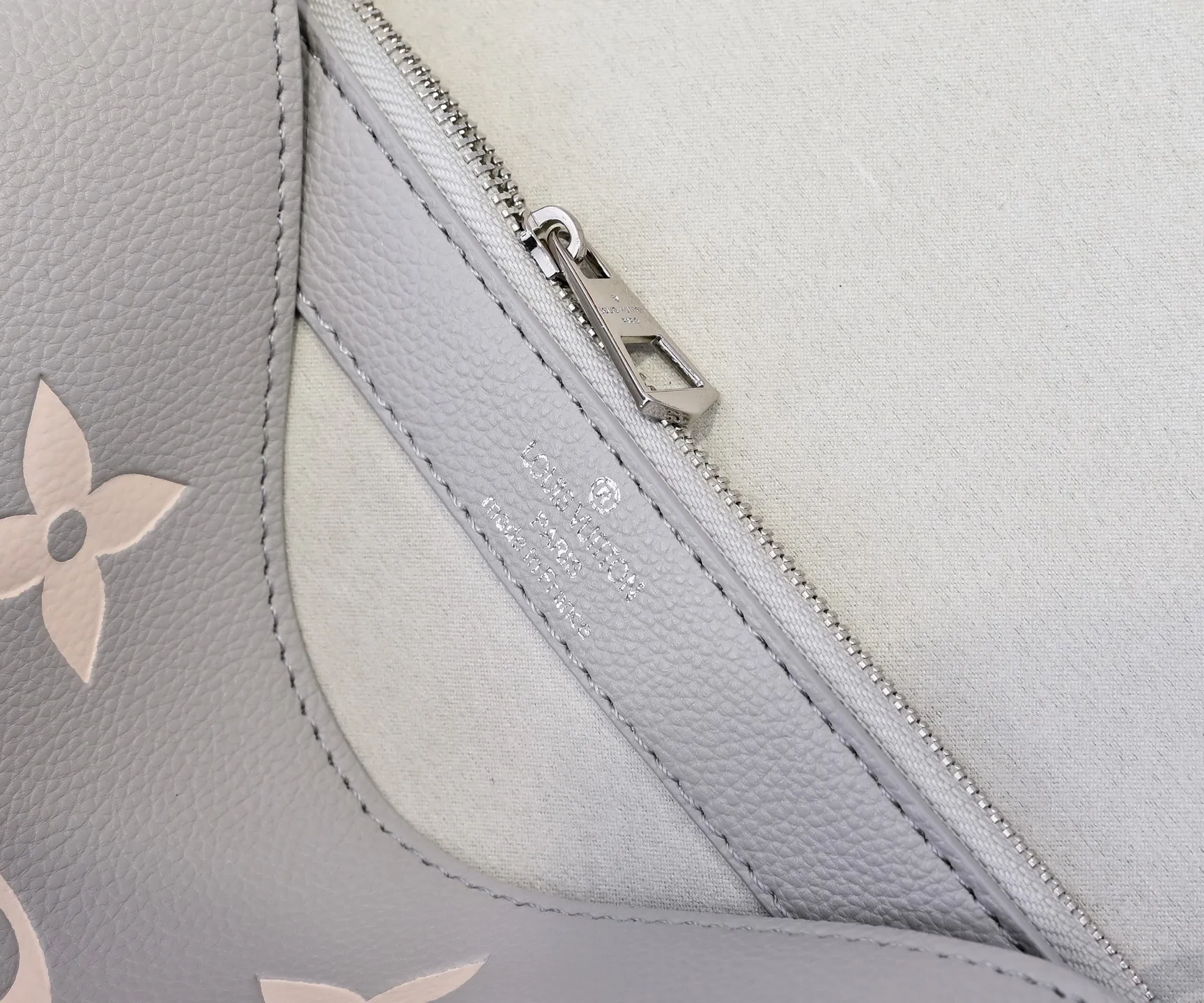 Batch 💰300💰 Exclusive real shot - upgraded version ‼ ️M46386 black M46388 white M45985 full leather baguette series new Diane handbag Diane satchel is made of Monogram Empreinte, made of the brand's iconic embossed leather. This versatile bag comes with a removable leather shoulder strap that can be worn over the shoulder or by hand, as well as a roomy removable jacquard crossbody bag with 'Louis Vuitton' printed strap. This versatile bag can be styled in chic or sporty fashion to match the overall style or mood. Dimensions: 25.0×9.0×15.0 cm.