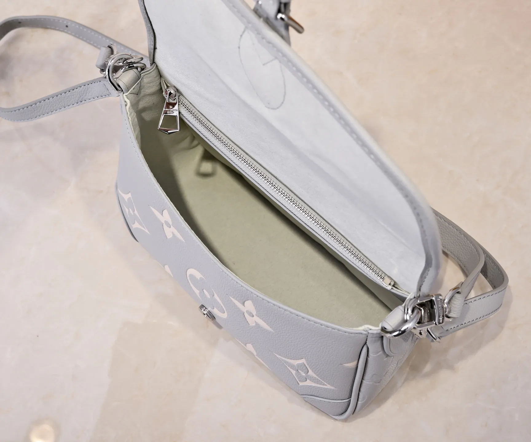 Batch 💰300💰 Exclusive real shot - upgraded version ‼ ️M46386 black M46388 white M45985 full leather baguette series new Diane handbag Diane satchel is made of Monogram Empreinte, made of the brand's iconic embossed leather. This versatile bag comes with a removable leather shoulder strap that can be worn over the shoulder or by hand, as well as a roomy removable jacquard crossbody bag with 'Louis Vuitton' printed strap. This versatile bag can be styled in chic or sporty fashion to match the overall style or mood. Dimensions: 25.0×9.0×15.0 cm.
