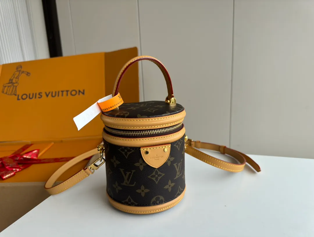 p1920 [Equipped with a full set of mb packaging Nano Cannes] Special grade all-steel M82952 presbyopic rhombus ◇ Fabric variable code jump chip version Exclusive duty-free channel This Nano Cannes handbag is cut into a cylindrical configuration from Monogram canvas, which coincides with the design of the cosmetic bag. The leather trim and embossed logo on the label are richly detailed, and the handles and detachable and adjustable shoulder strap allow for a variety of carrying styles. Model: M82952 Presbyopia Size: 13*13*14cm