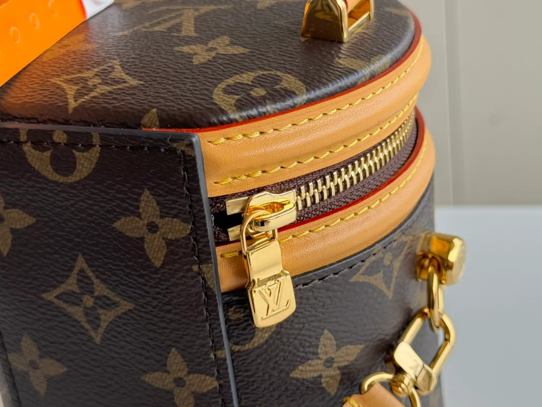 p1920 [Equipped with a full set of mb packaging Nano Cannes] Special grade all-steel M82952 presbyopic rhombus ◇ Fabric variable code jump chip version Exclusive duty-free channel This Nano Cannes handbag is cut into a cylindrical configuration from Monogram canvas, which coincides with the design of the cosmetic bag. The leather trim and embossed logo on the label are richly detailed, and the handles and detachable and adjustable shoulder strap allow for a variety of carrying styles. Model: M82952 Presbyopia Size: 13*13*14cm