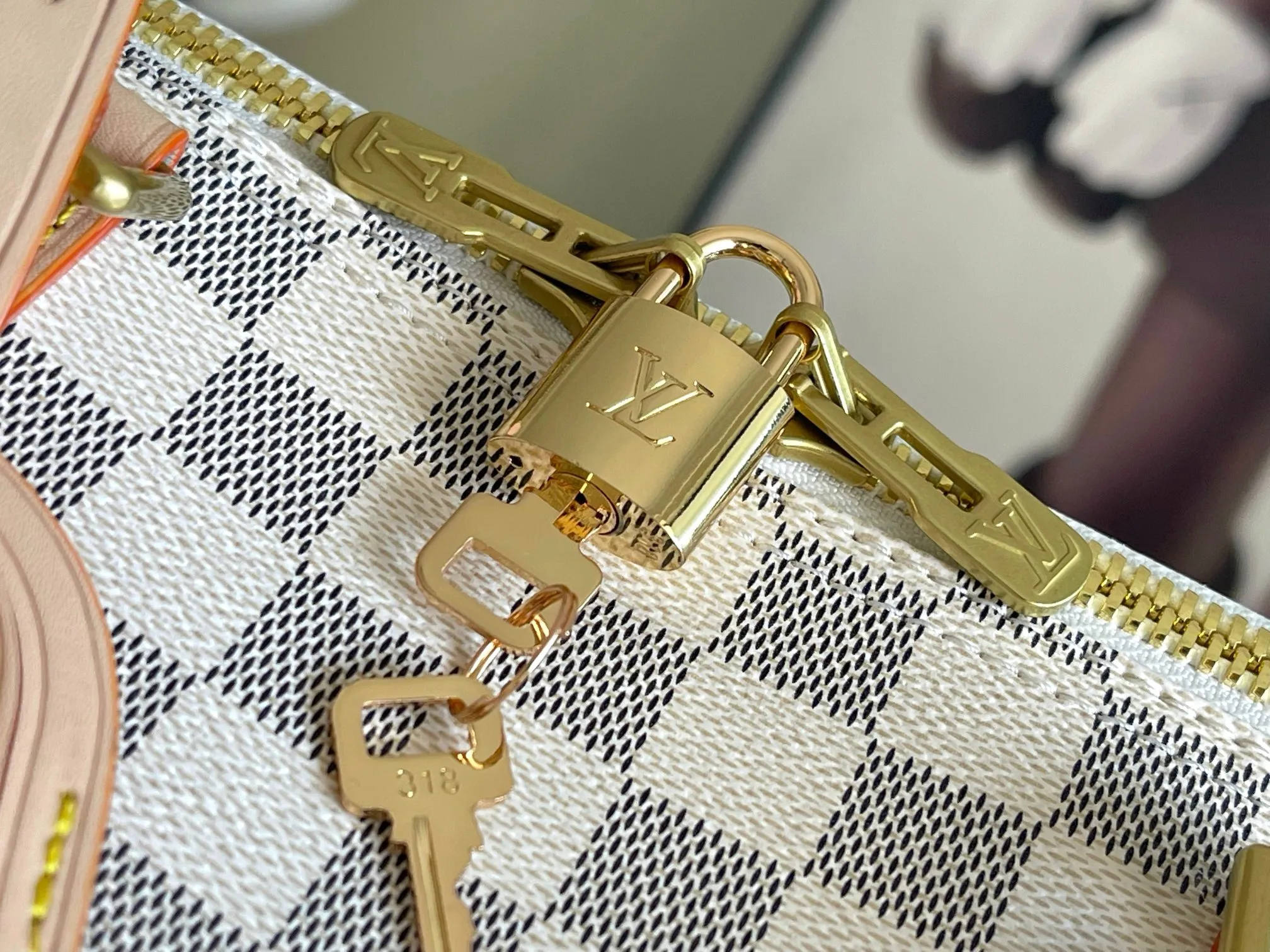 💰960 Top original order M41418 M41416 M41414 Keepall is a classic in the travel bag series. This medium-sized Keepall is made of Monogram canvas, has a spacious capacity, and is equipped with a detachable leather shoulder strap. Dimensions: 45.0 x 27.0 x 20.0 cm, 50cm, 55cm