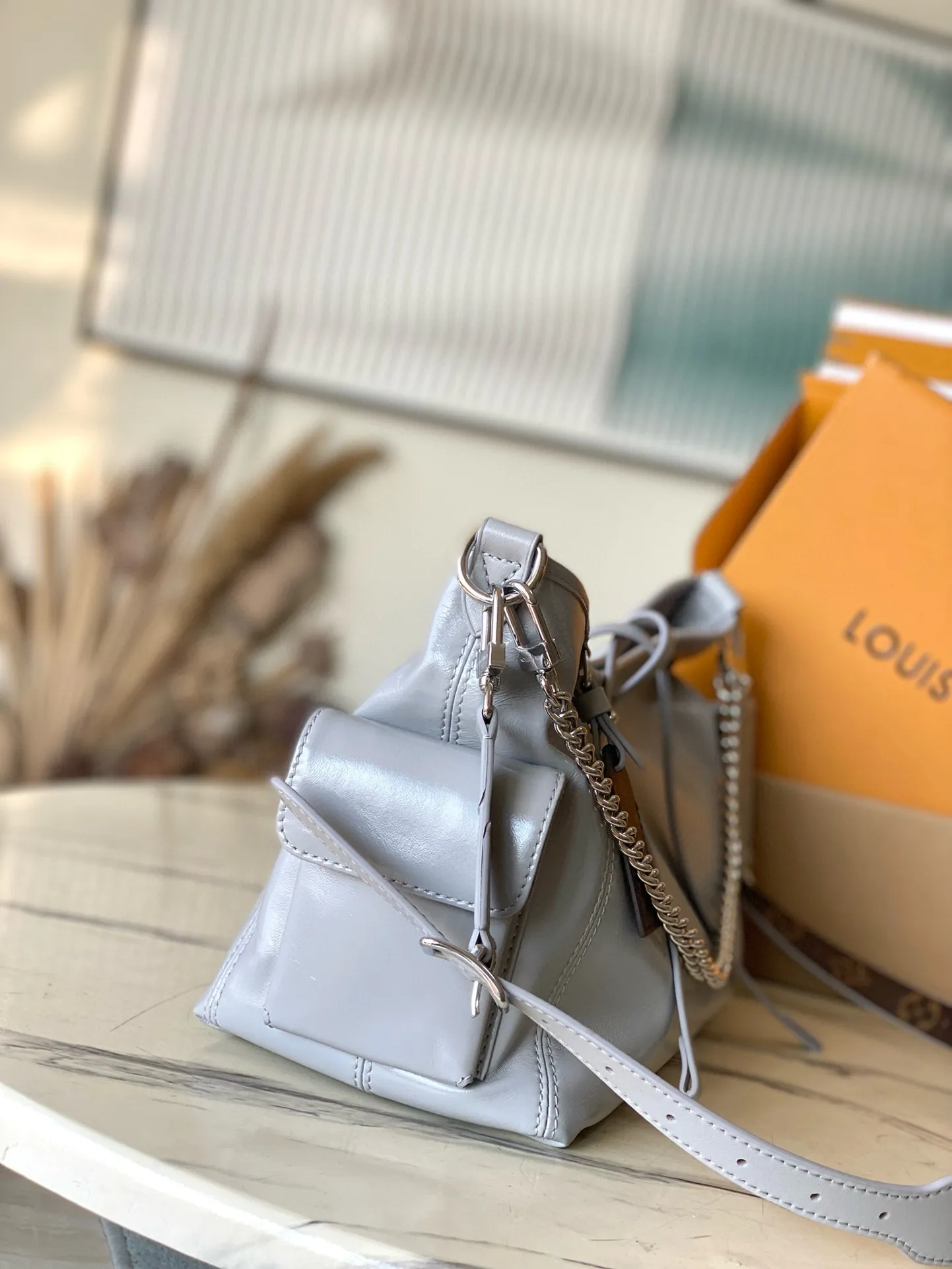 💰1160 (top layer leather) top original order M12579 small size shark gray small size This small CarryAll Cargo handbag is made of soft sheep leather to create a fashionable and lazy silhouette, adding eye-catching color to the 2024 spring and summer show style. Polished metal pieces are complemented by a tactile, slightly wrinkled texture. Plenty of space can accommodate a variety of daily necessities, making it a great travel companion. Dimensions: 33.5x 23x 15 cm