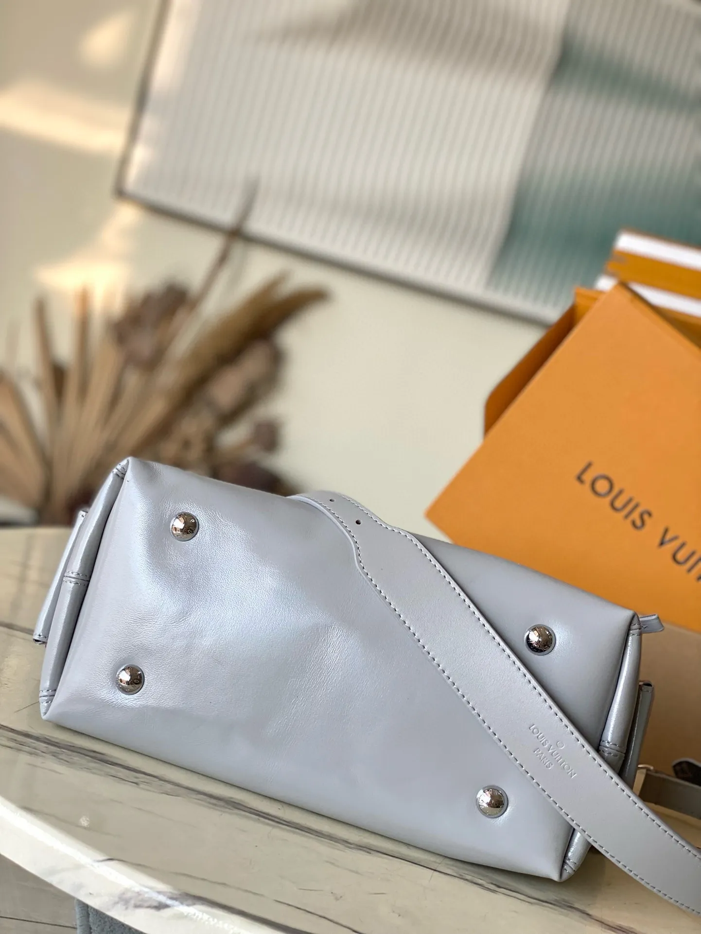 💰1160 (top layer leather) top original order M12579 small size shark gray small size This small CarryAll Cargo handbag is made of soft sheep leather to create a fashionable and lazy silhouette, adding eye-catching color to the 2024 spring and summer show style. Polished metal pieces are complemented by a tactile, slightly wrinkled texture. Plenty of space can accommodate a variety of daily necessities, making it a great travel companion. Dimensions: 33.5x 23x 15 cm