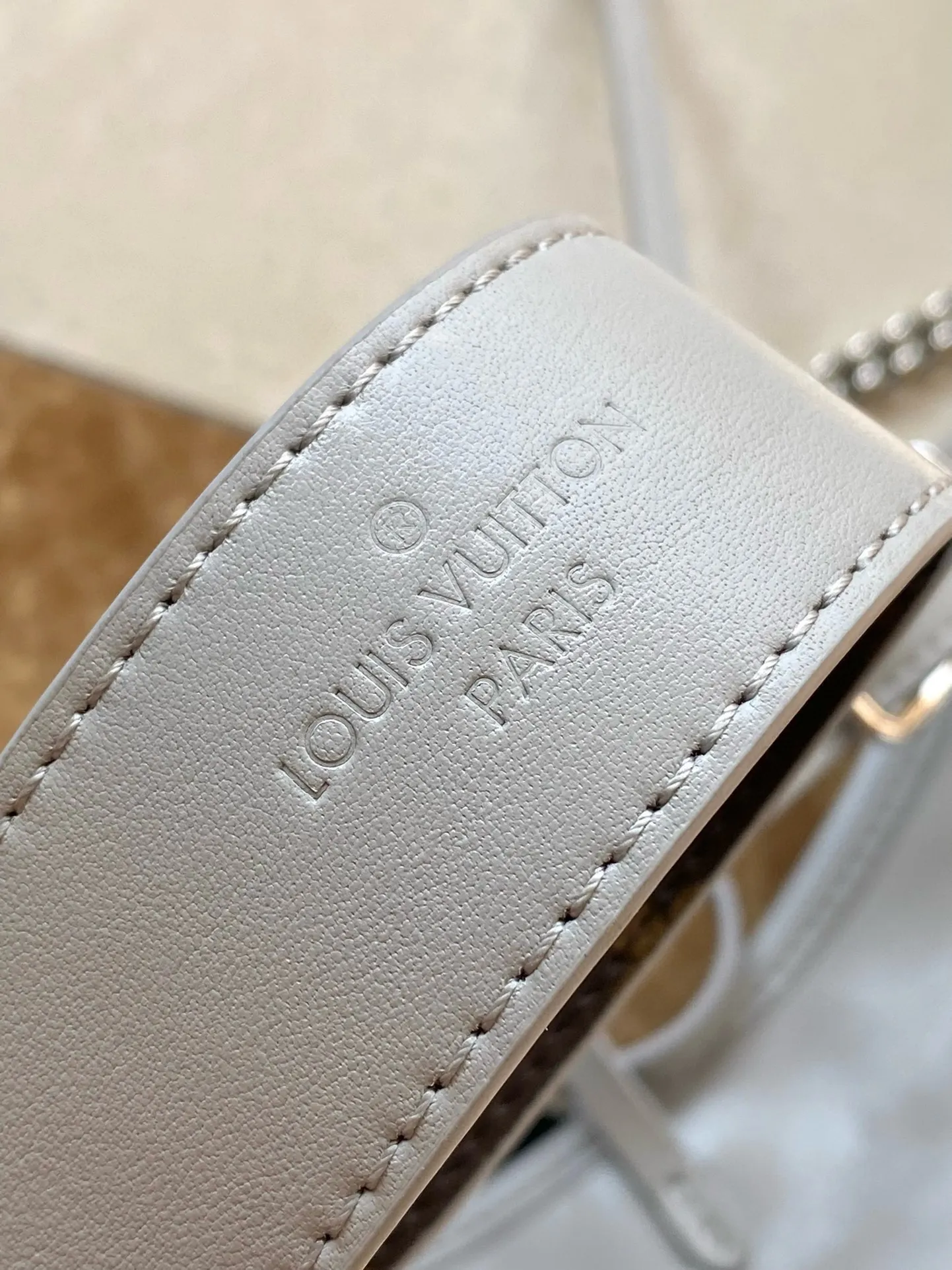 💰1160 (top layer leather) top original order M12579 small size shark gray small size This small CarryAll Cargo handbag is made of soft sheep leather to create a fashionable and lazy silhouette, adding eye-catching color to the 2024 spring and summer show style. Polished metal pieces are complemented by a tactile, slightly wrinkled texture. Plenty of space can accommodate a variety of daily necessities, making it a great travel companion. Dimensions: 33.5x 23x 15 cm