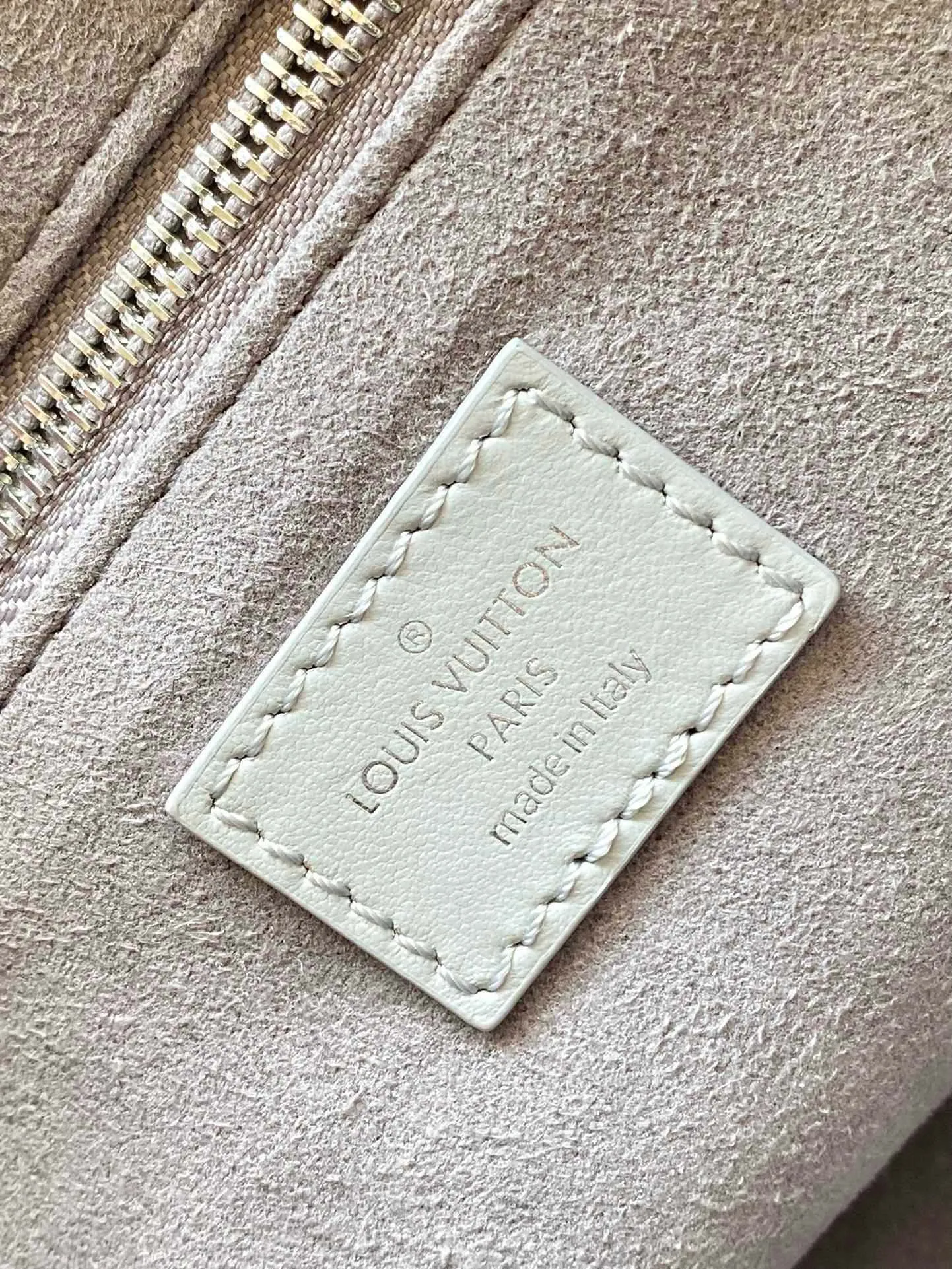 💰1160 (top layer leather) top original order M12579 small size shark gray small size This small CarryAll Cargo handbag is made of soft sheep leather to create a fashionable and lazy silhouette, adding eye-catching color to the 2024 spring and summer show style. Polished metal pieces are complemented by a tactile, slightly wrinkled texture. Plenty of space can accommodate a variety of daily necessities, making it a great travel companion. Dimensions: 33.5x 23x 15 cm