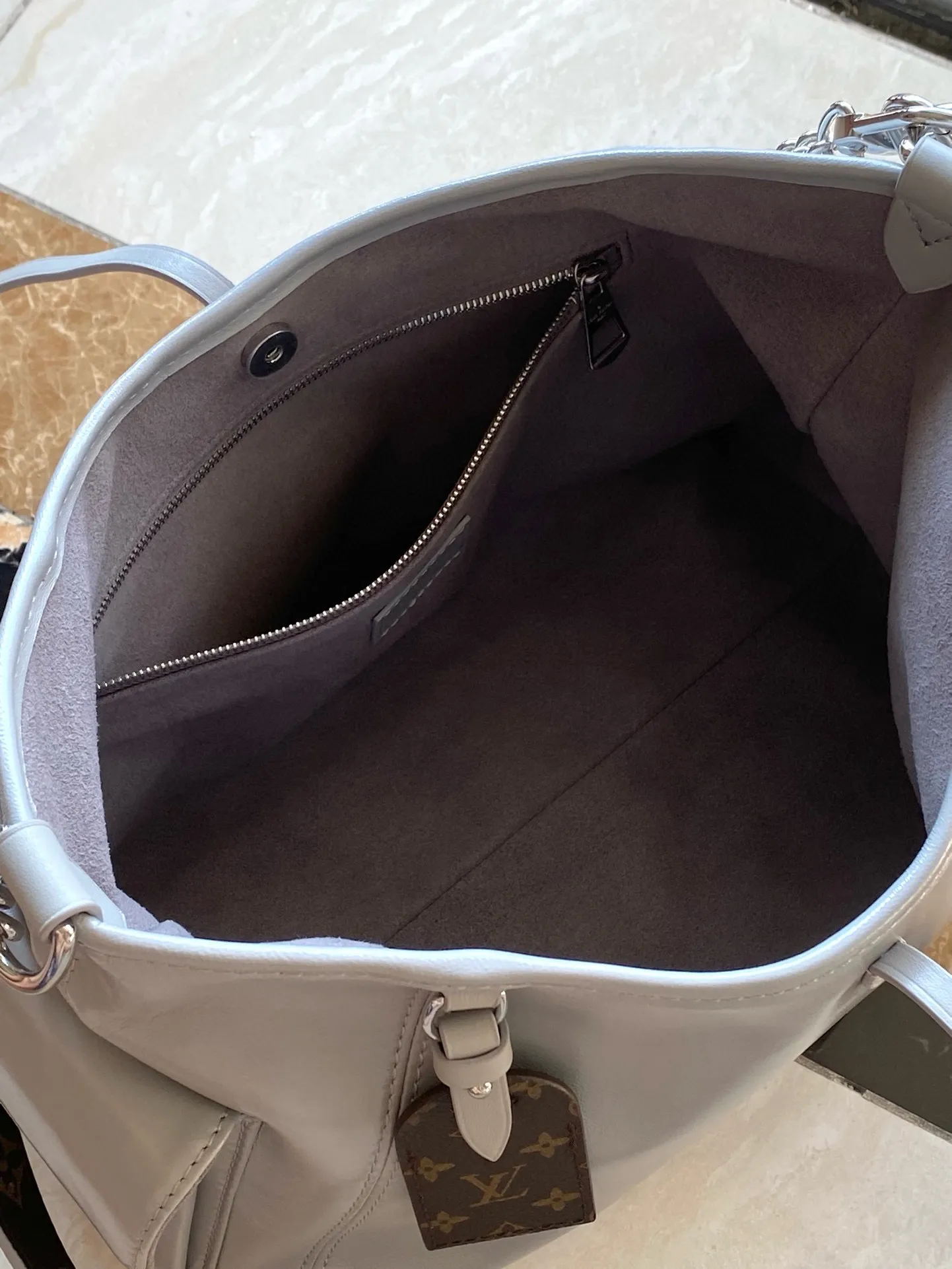 💰1160 (top layer leather) top original order M12579 small size shark gray small size This small CarryAll Cargo handbag is made of soft sheep leather to create a fashionable and lazy silhouette, adding eye-catching color to the 2024 spring and summer show style. Polished metal pieces are complemented by a tactile, slightly wrinkled texture. Plenty of space can accommodate a variety of daily necessities, making it a great travel companion. Dimensions: 33.5x 23x 15 cm