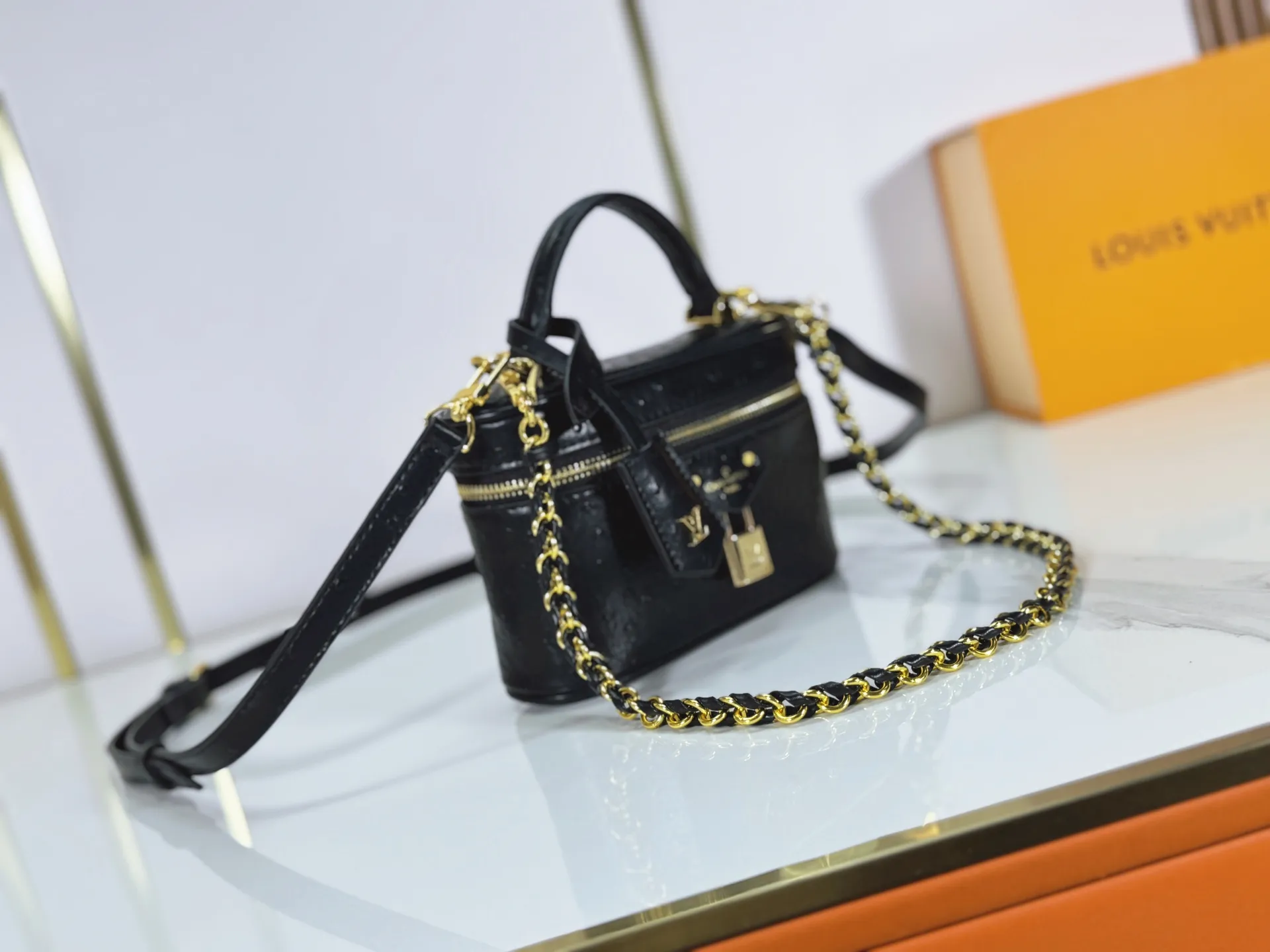 P240 M85911 M85820 M47125 Ostrich leather Vanity Chain Pouch cosmetic box chain bag is inspired by traditional cosmetic boxes and embodies the spirit of travel. This refined, slim bag is trimmed with goatskin trim on the top handle and features a removable braided chain. It is known for its rich collection of iconic details, including LV engraved padlocks and ostrich leather key bells. size：19x11x.5x6.5cm