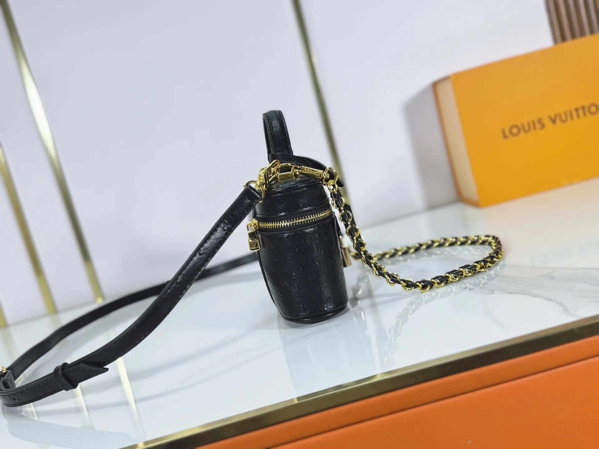 P240 M85911 M85820 M47125 Ostrich leather Vanity Chain Pouch cosmetic box chain bag is inspired by traditional cosmetic boxes and embodies the spirit of travel. This refined, slim bag is trimmed with goatskin trim on the top handle and features a removable braided chain. It is known for its rich collection of iconic details, including LV engraved padlocks and ostrich leather key bells. size：19x11x.5x6.5cm