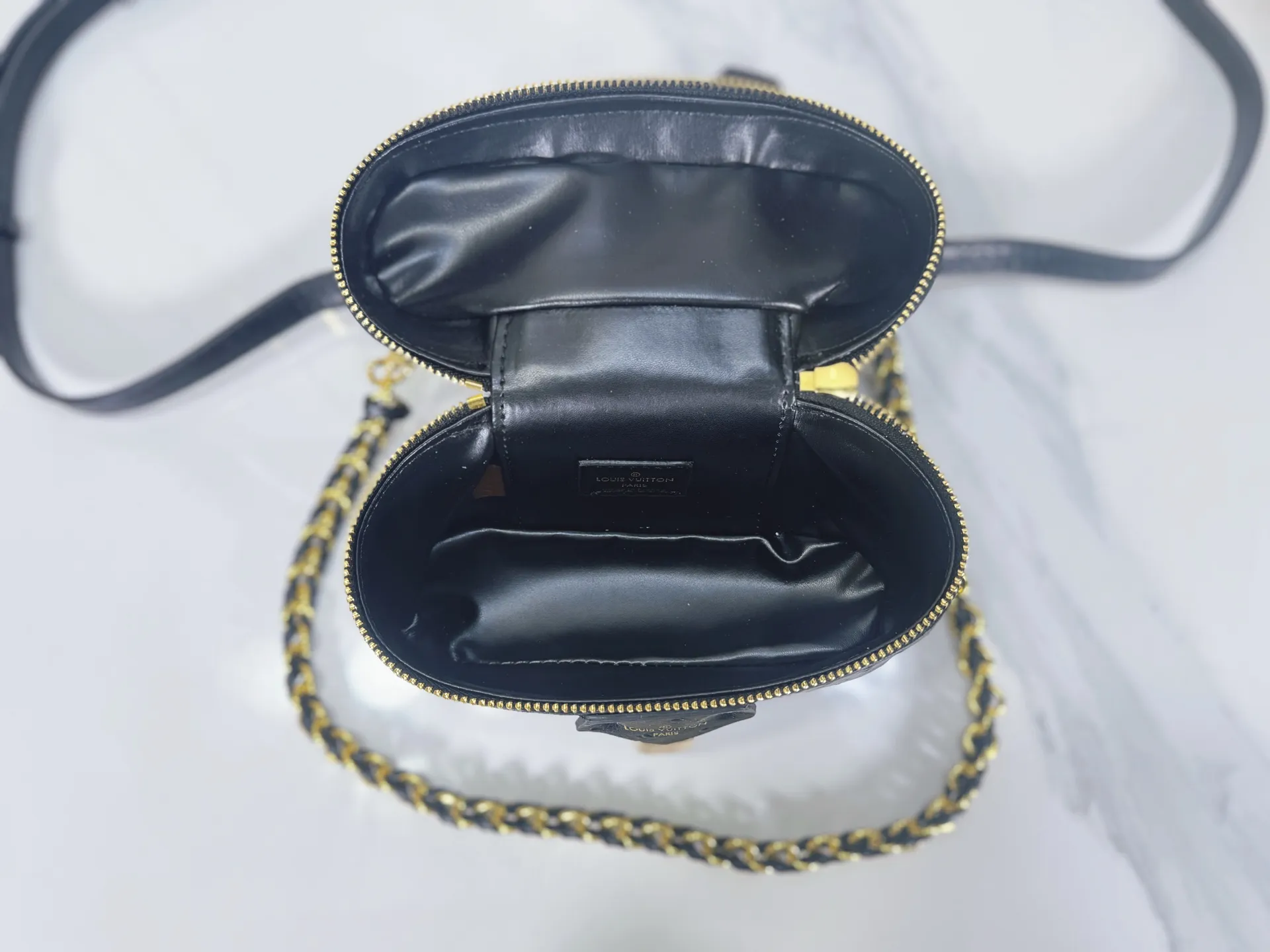 P240 M85911 M85820 M47125 Ostrich leather Vanity Chain Pouch cosmetic box chain bag is inspired by traditional cosmetic boxes and embodies the spirit of travel. This refined, slim bag is trimmed with goatskin trim on the top handle and features a removable braided chain. It is known for its rich collection of iconic details, including LV engraved padlocks and ostrich leather key bells. size：19x11x.5x6.5cm