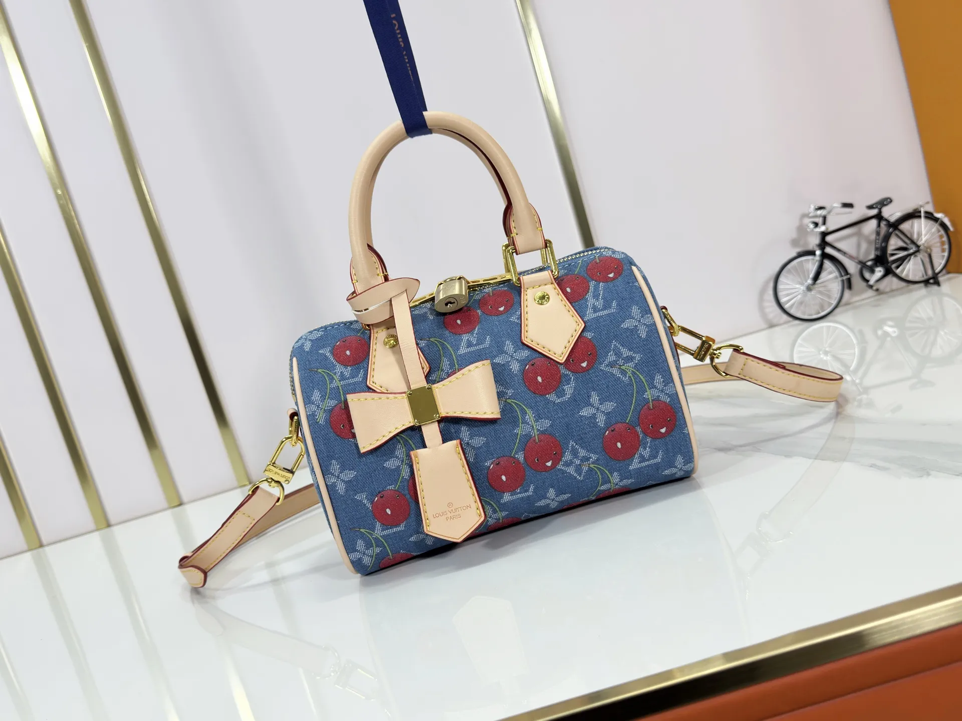 P240 Cherry Cherry🍒M13094 M46234 M46222 M14175 Sunflower Cowboy Cherry White Flower Cherry Presbyopia Cherry The Sedy Bandoulière 20 handbag is made of soft coated canvas, and the full-length Monogram pattern is traced in colorful rainbow tones, highlighting the smart style of the Louis Vuitton x Murakami reissue series. The Toron handle and detachable shoulder strap are constructed of cow leather, the metal corners recall classic luggage, and the bow-shaped key bag and padlock add brand touches. Dimensions: 20.5 x 13.5 x 12.0 cm (length x height x width)