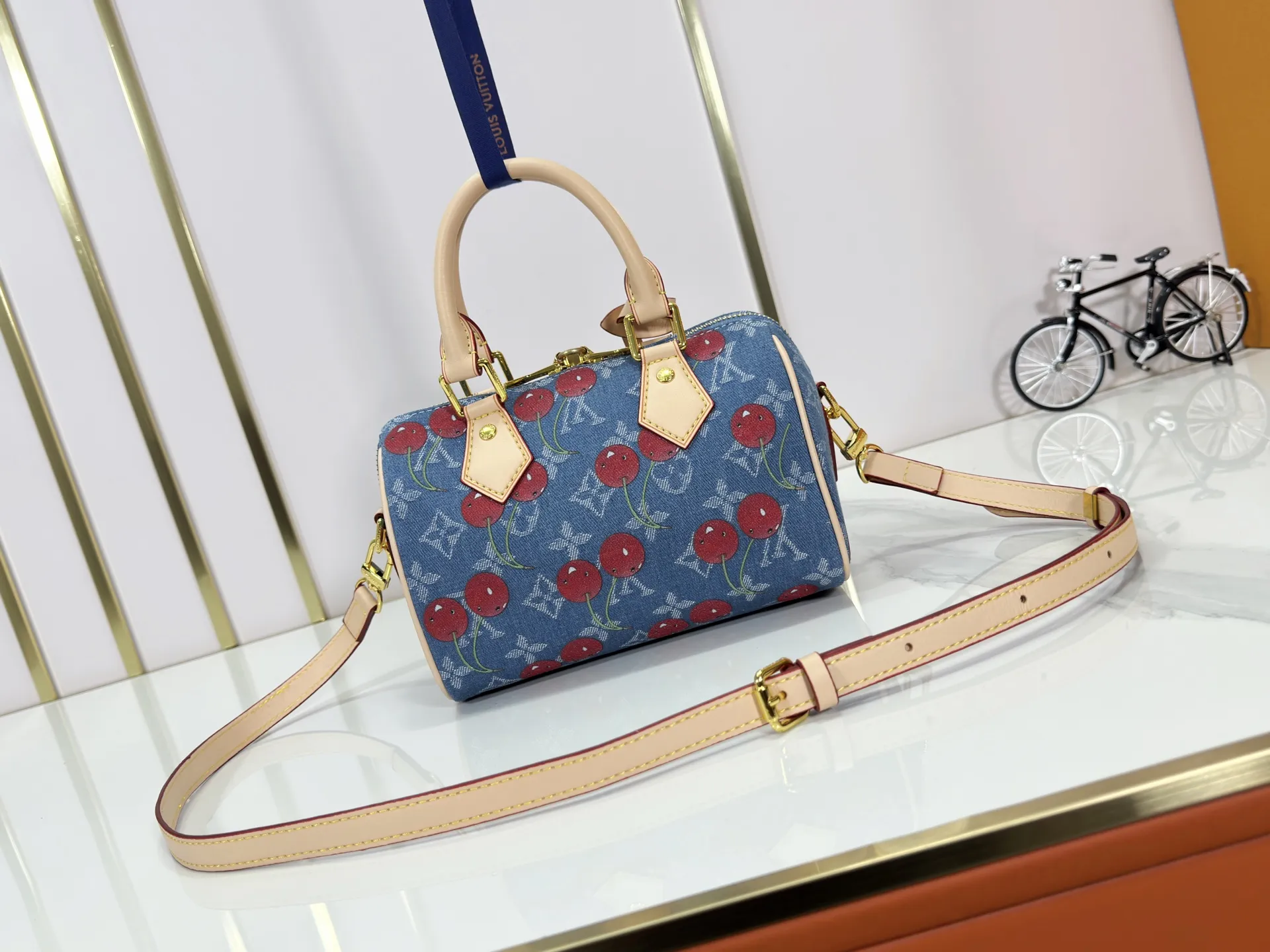 P240 Cherry Cherry🍒M13094 M46234 M46222 M14175 Sunflower Cowboy Cherry White Flower Cherry Presbyopia Cherry The Sedy Bandoulière 20 handbag is made of soft coated canvas, and the full-length Monogram pattern is traced in colorful rainbow tones, highlighting the smart style of the Louis Vuitton x Murakami reissue series. The Toron handle and detachable shoulder strap are constructed of cow leather, the metal corners recall classic luggage, and the bow-shaped key bag and padlock add brand touches. Dimensions: 20.5 x 13.5 x 12.0 cm (length x height x width)