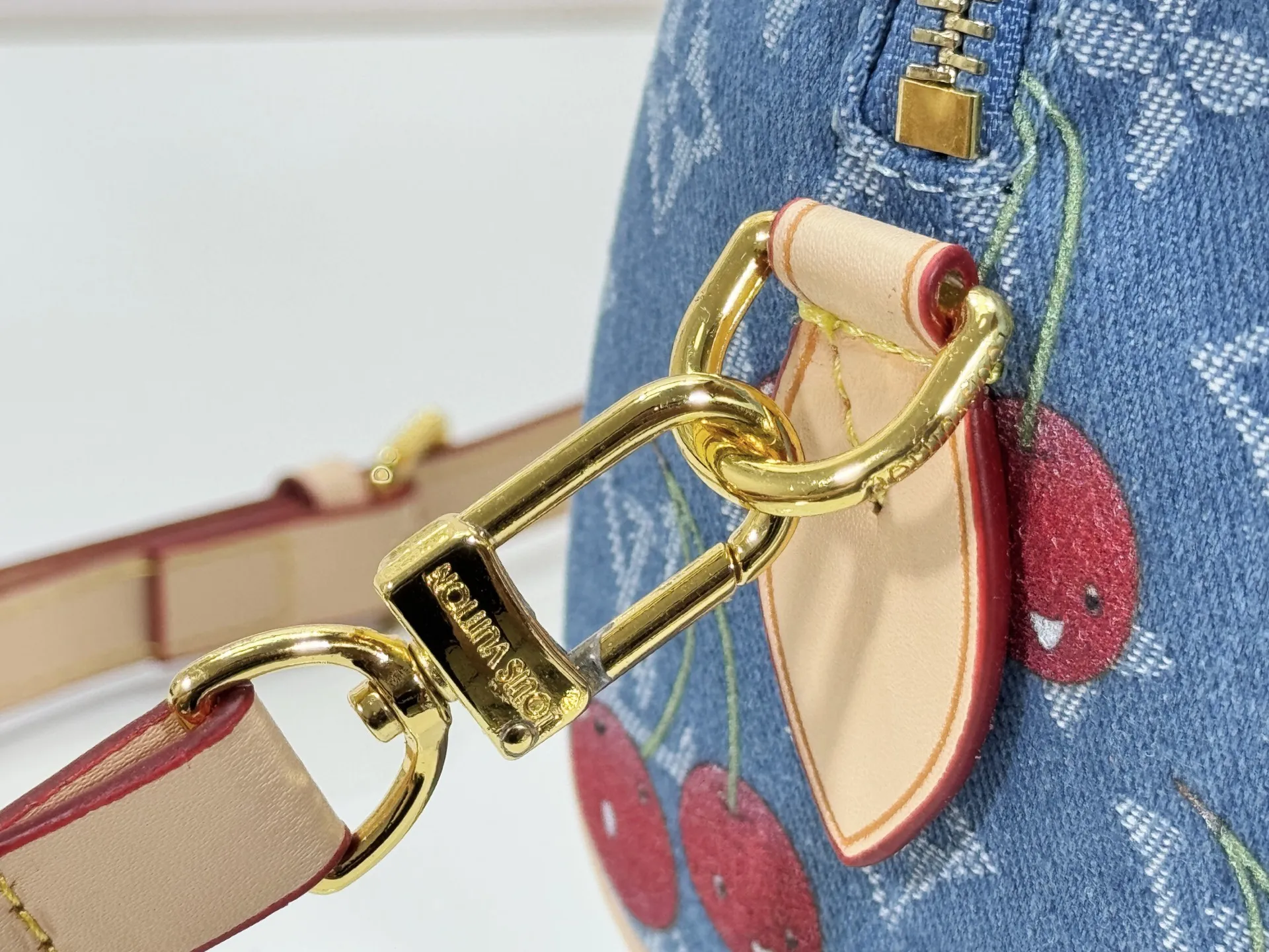 P240 Cherry Cherry🍒M13094 M46234 M46222 M14175 Sunflower Cowboy Cherry White Flower Cherry Presbyopia Cherry The Sedy Bandoulière 20 handbag is made of soft coated canvas, and the full-length Monogram pattern is traced in colorful rainbow tones, highlighting the smart style of the Louis Vuitton x Murakami reissue series. The Toron handle and detachable shoulder strap are constructed of cow leather, the metal corners recall classic luggage, and the bow-shaped key bag and padlock add brand touches. Dimensions: 20.5 x 13.5 x 12.0 cm (length x height x width)