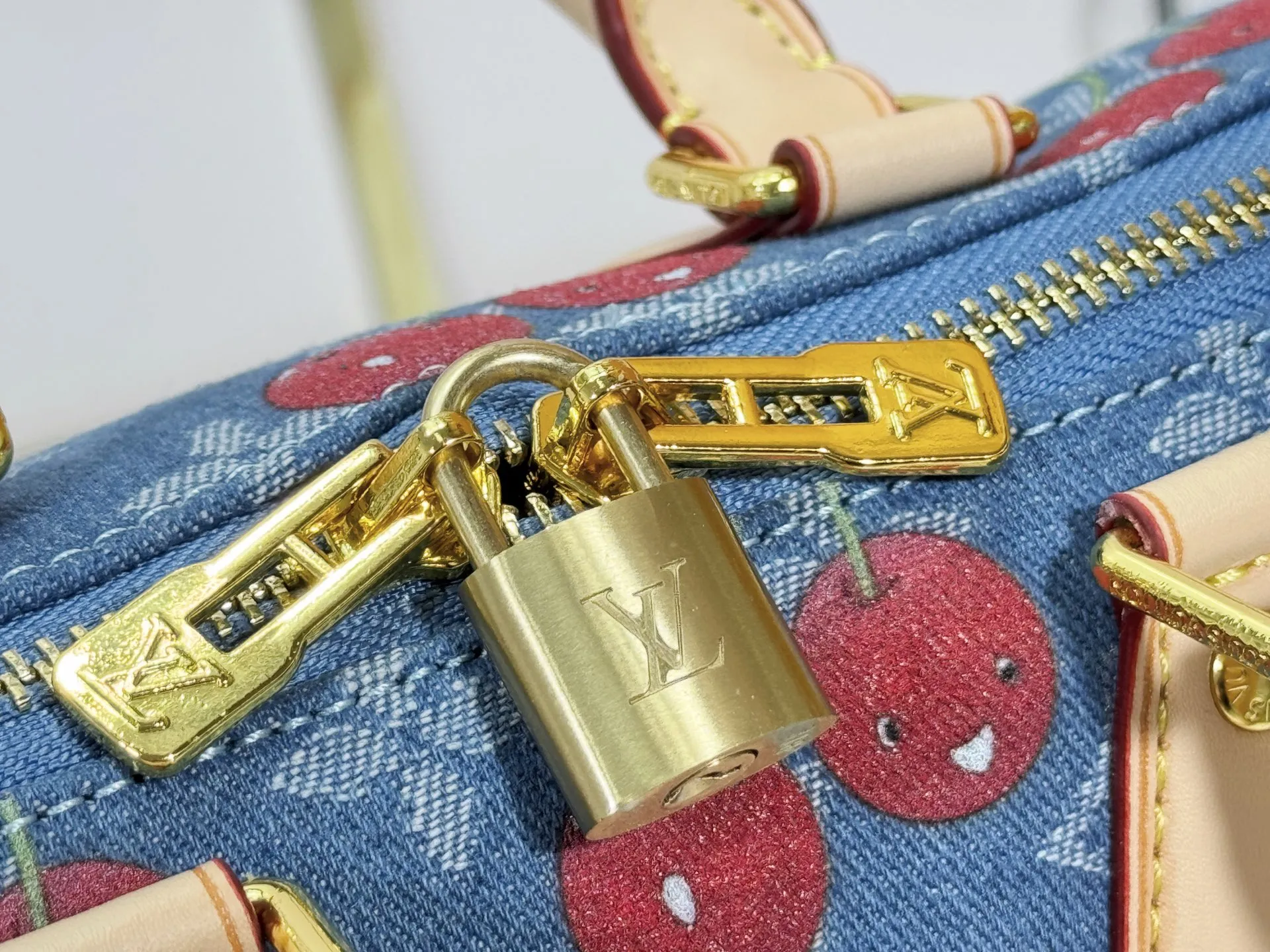 P240 Cherry Cherry🍒M13094 M46234 M46222 M14175 Sunflower Cowboy Cherry White Flower Cherry Presbyopia Cherry The Sedy Bandoulière 20 handbag is made of soft coated canvas, and the full-length Monogram pattern is traced in colorful rainbow tones, highlighting the smart style of the Louis Vuitton x Murakami reissue series. The Toron handle and detachable shoulder strap are constructed of cow leather, the metal corners recall classic luggage, and the bow-shaped key bag and padlock add brand touches. Dimensions: 20.5 x 13.5 x 12.0 cm (length x height x width)